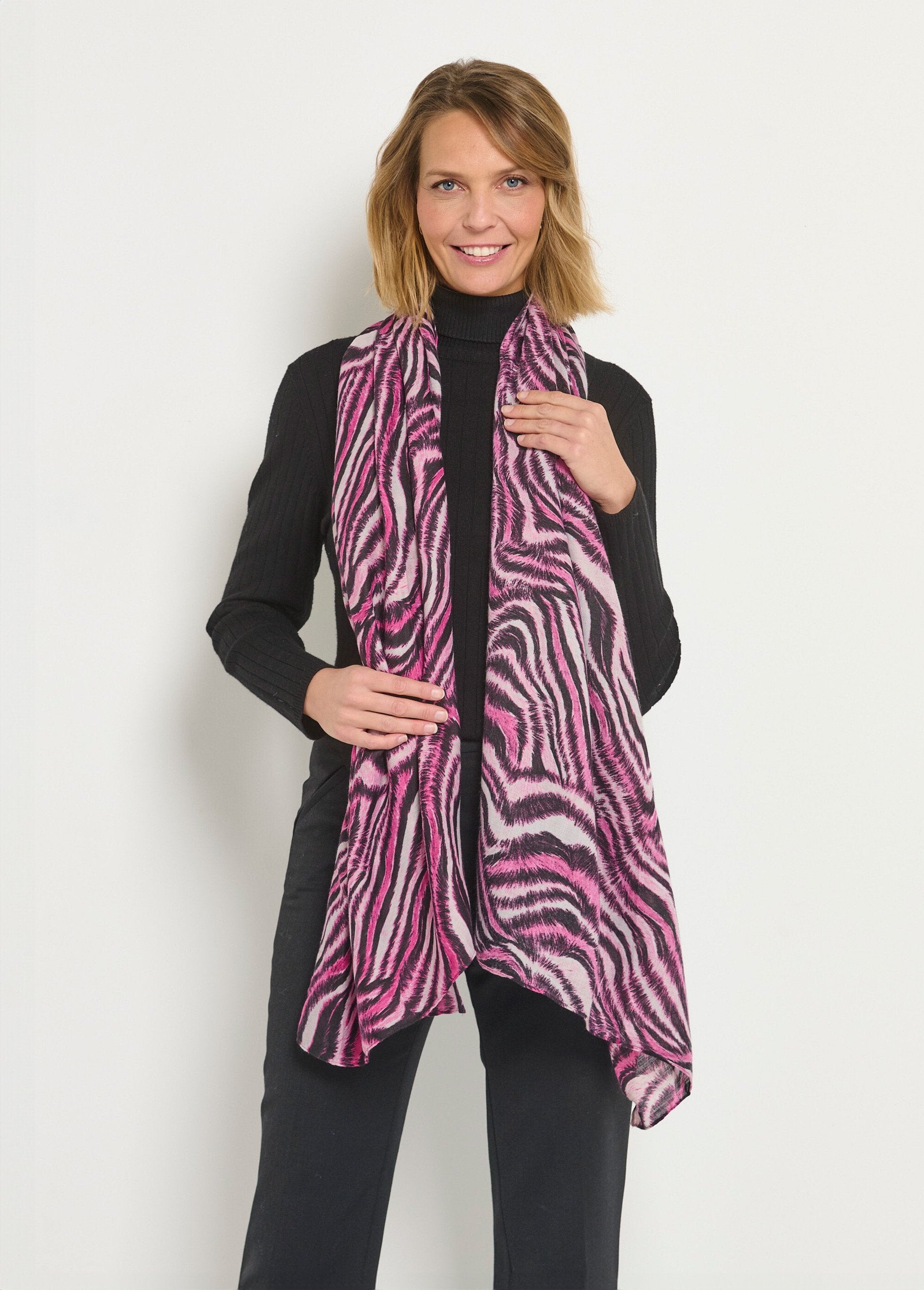 Revisited_animal_motif_scarf_Pink_and_black_DE1_slim