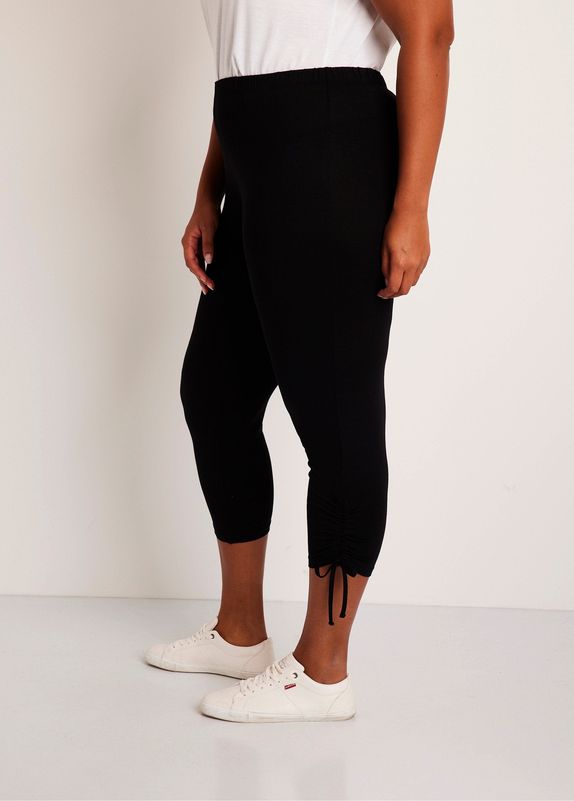 Short_leggings_with_elasticated_waistband_Plain_black_DR1_curvy