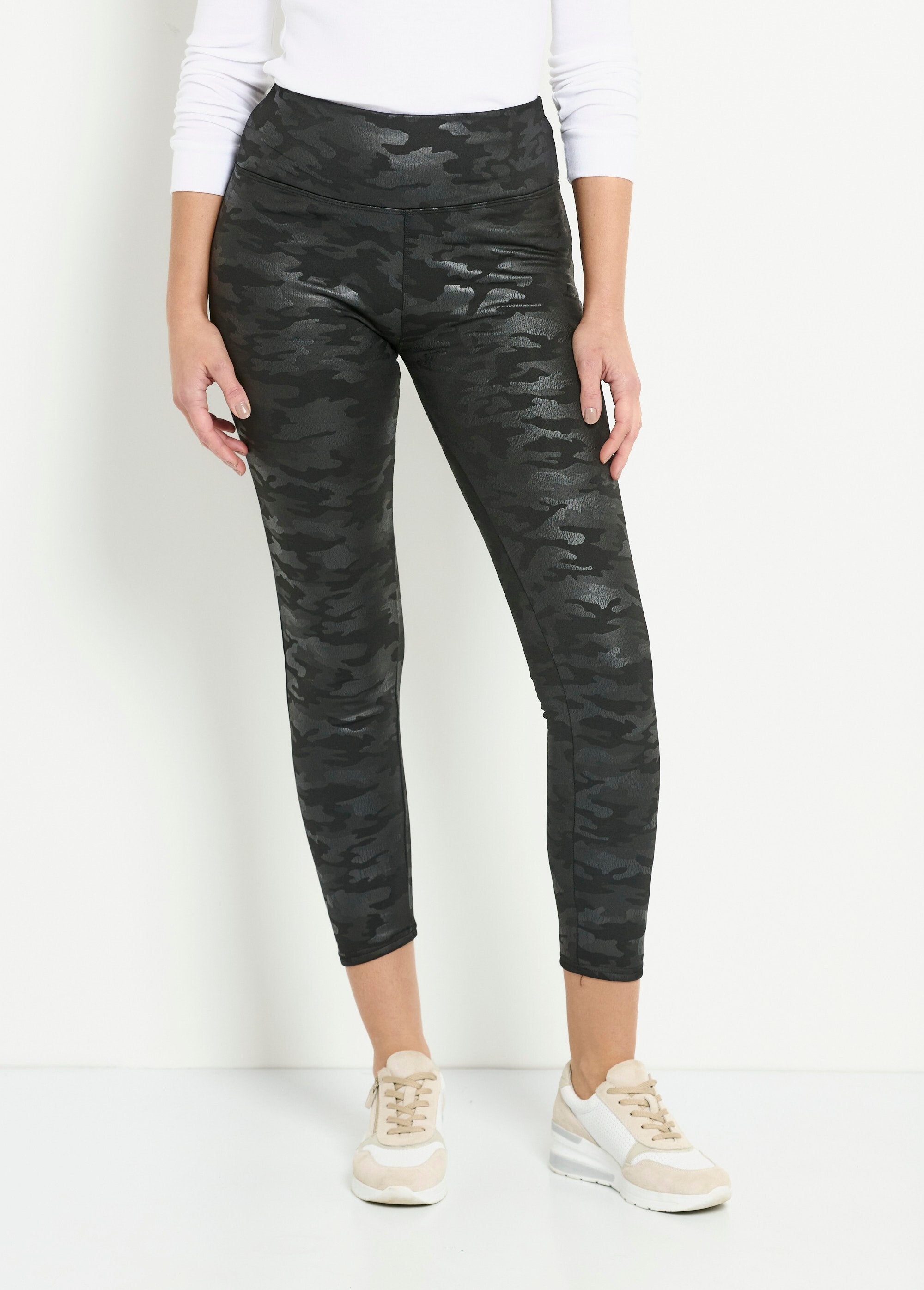 Camouflage_print_sports_leggings_Black_FA1_slim