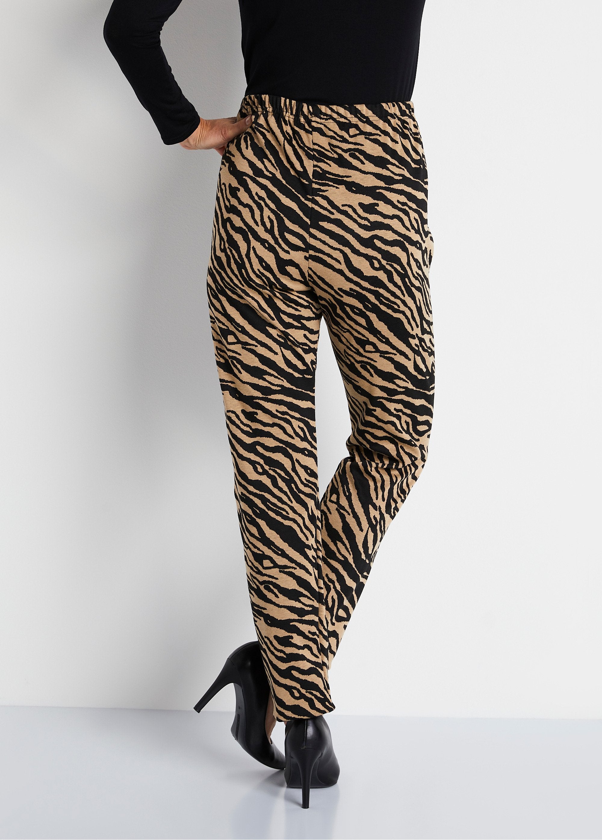 Jacquard_knit_elasticated_waist_leggings_Zebra_camel_DO1_slim