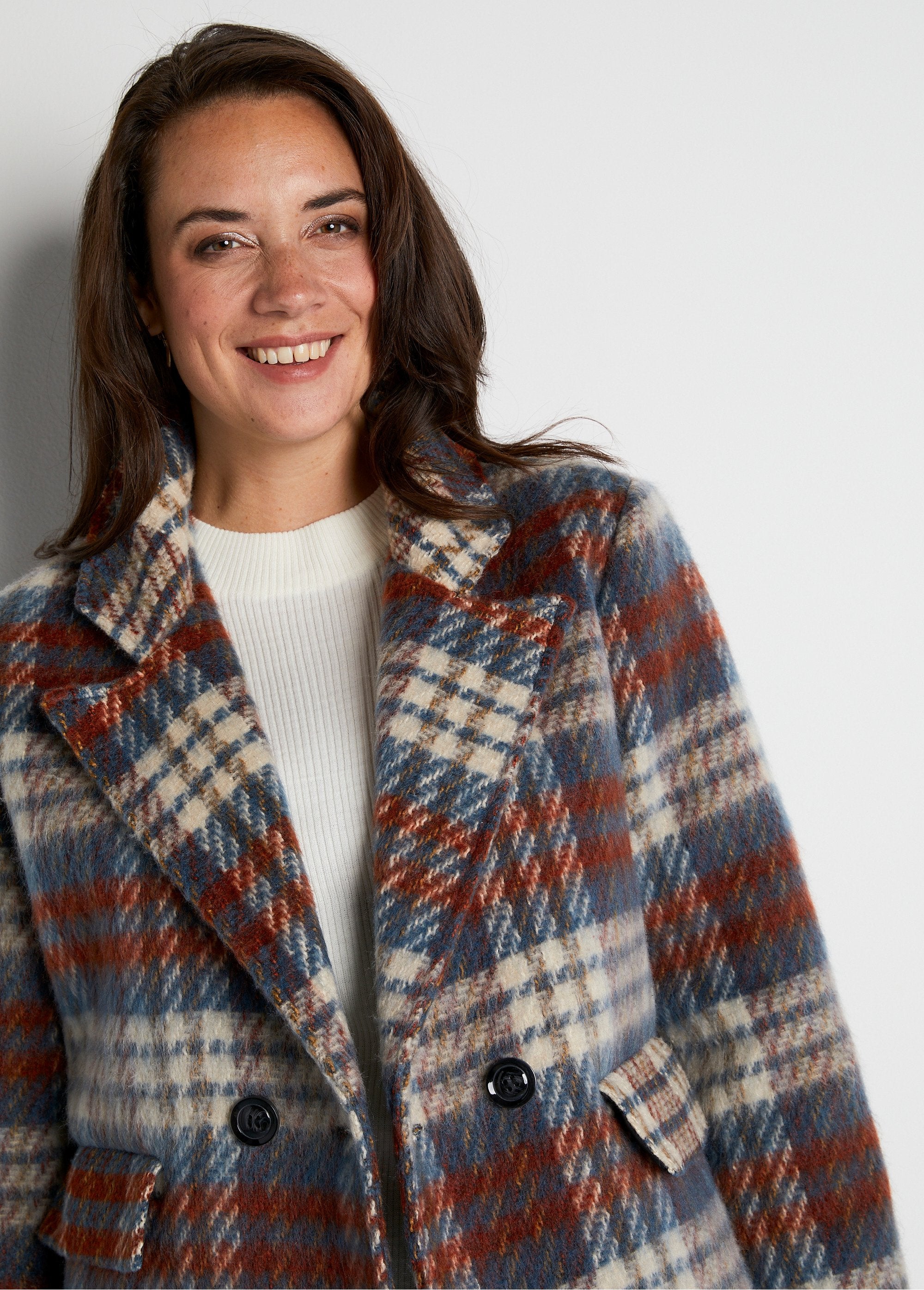 Short_winter_coat_in_warm_checked_fabric_Squirrel_tiles_DE1_curvy