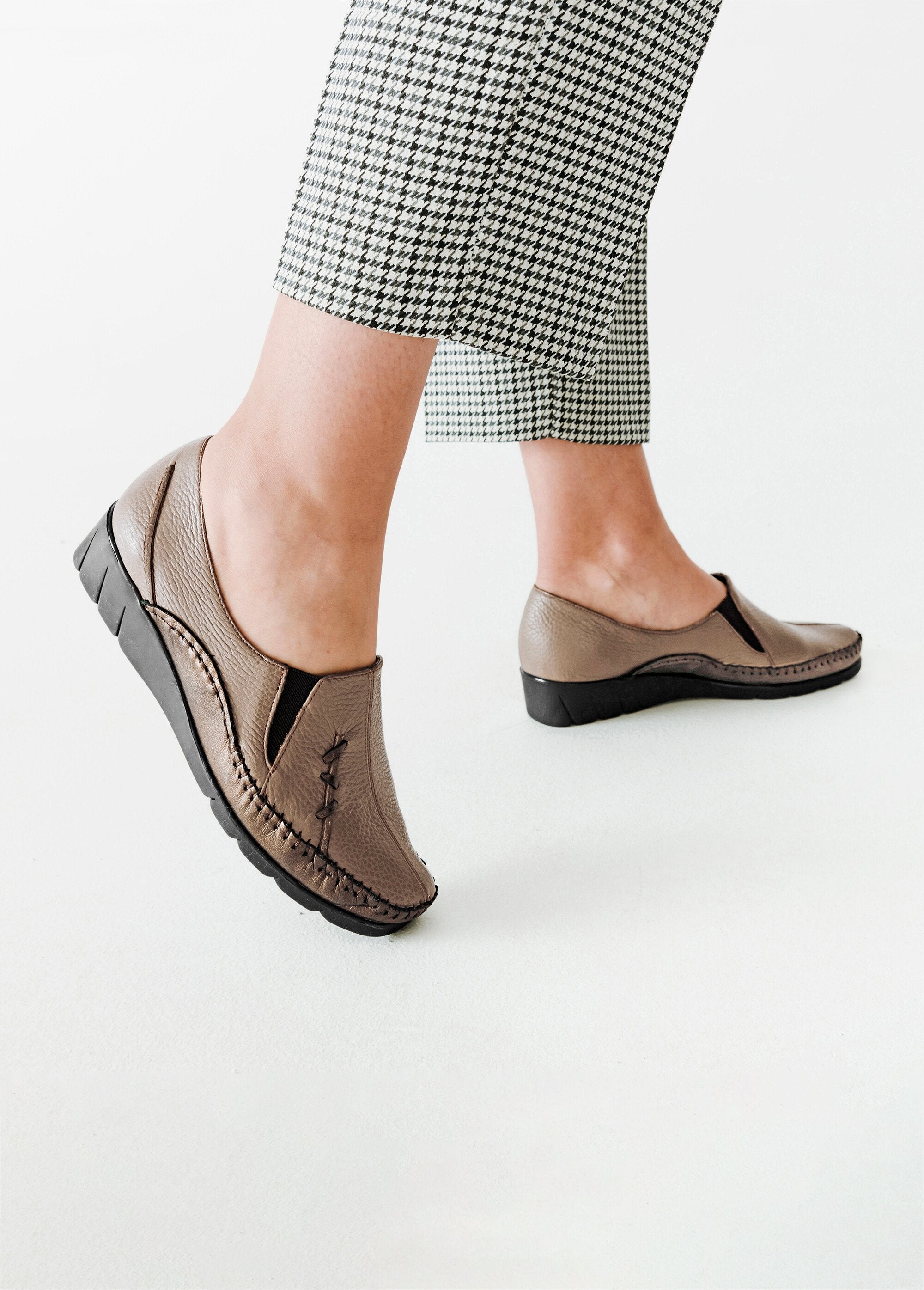 Bi-material_leather_moccasin_Mole_SF1_slim