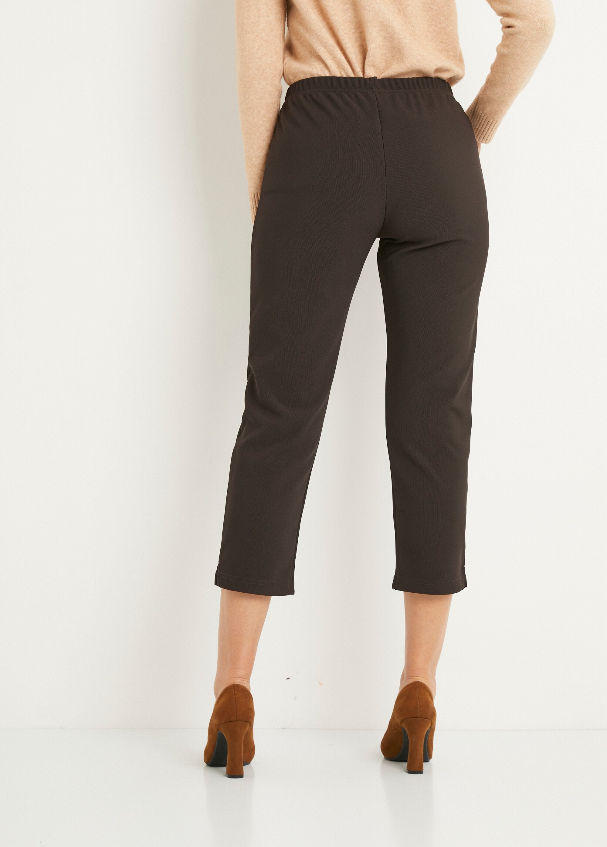 Ribbed_elasticated_waist_cropped_pants_Brown_DO1_slim