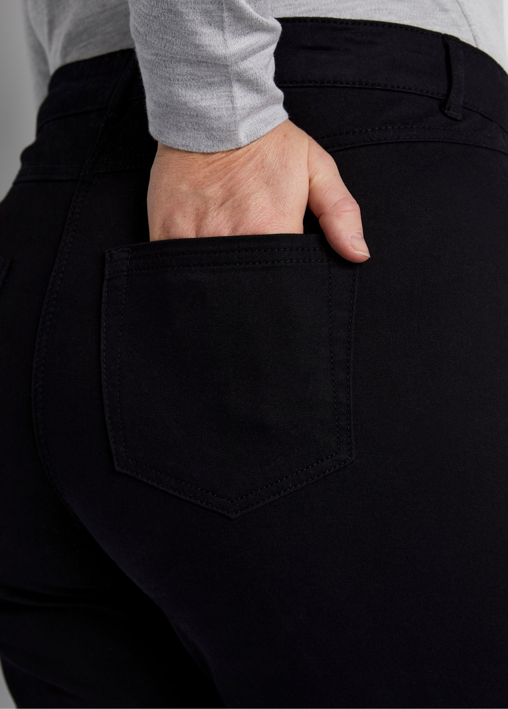 Stretch_cotton_5-pocket_straight_pants_Black_DE1_curvy