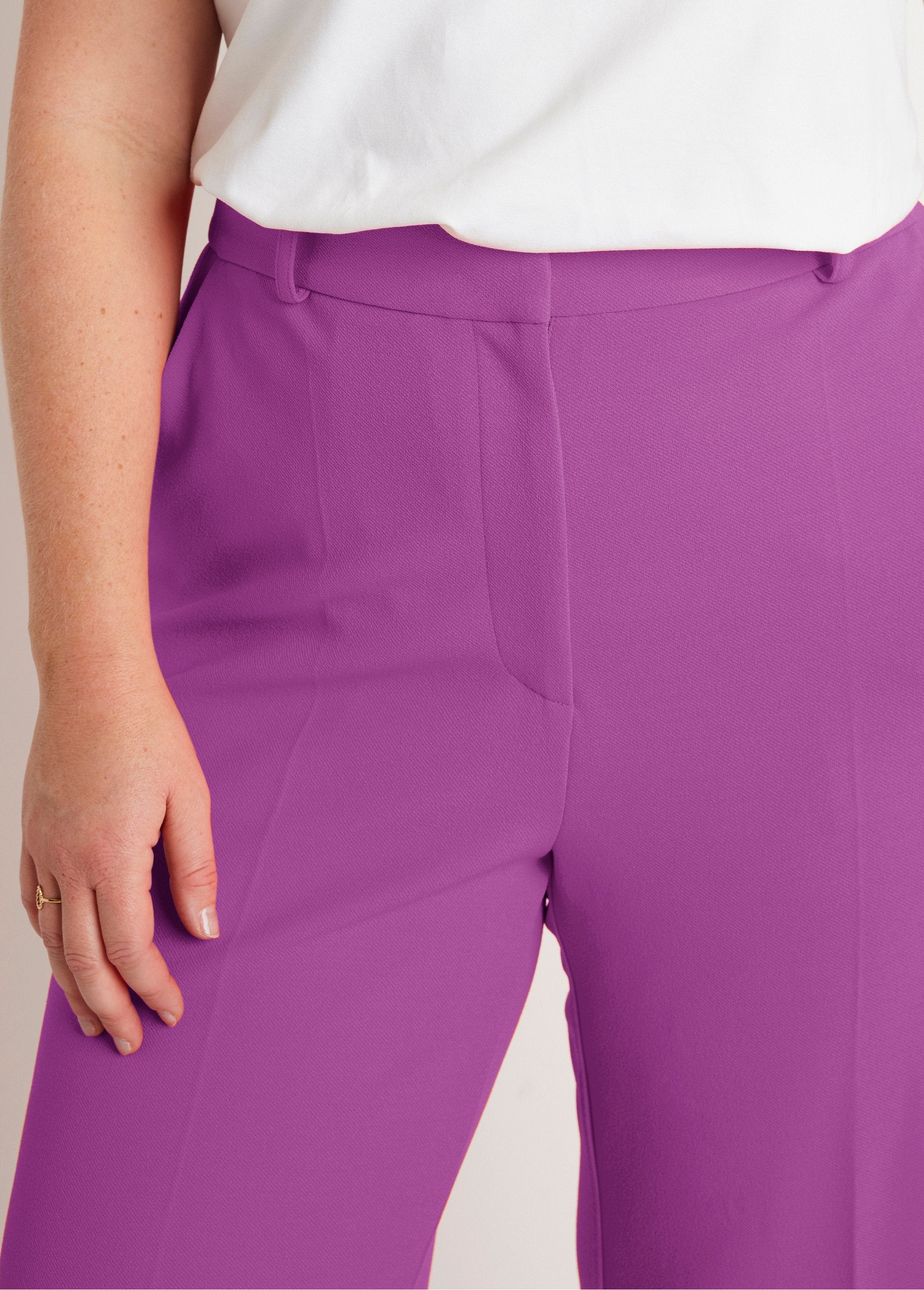 Wide_flowing_pants_Purple_DE1_curvy