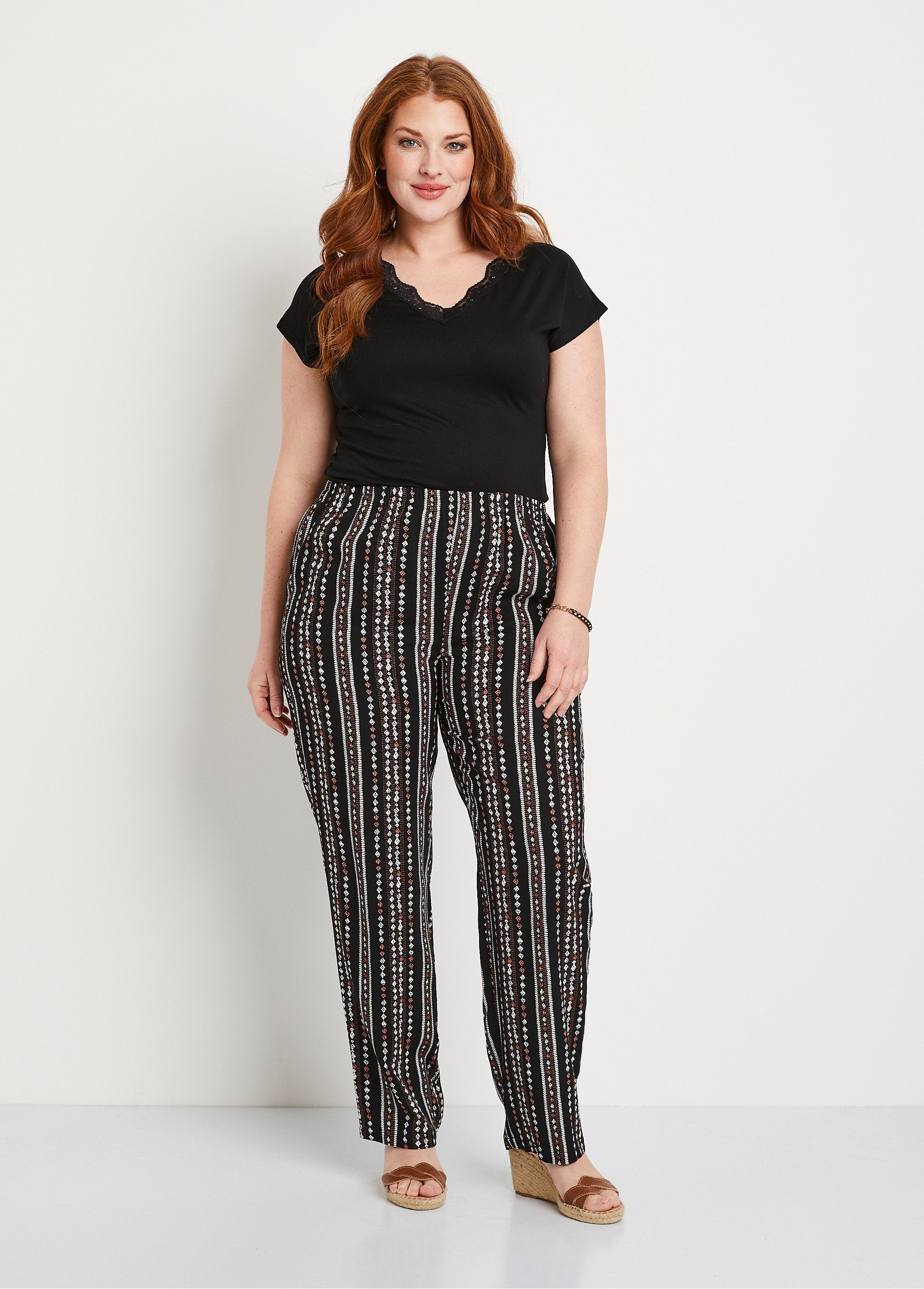 Elasticated_waist_printed_pants_Black_background_SF1_curvy