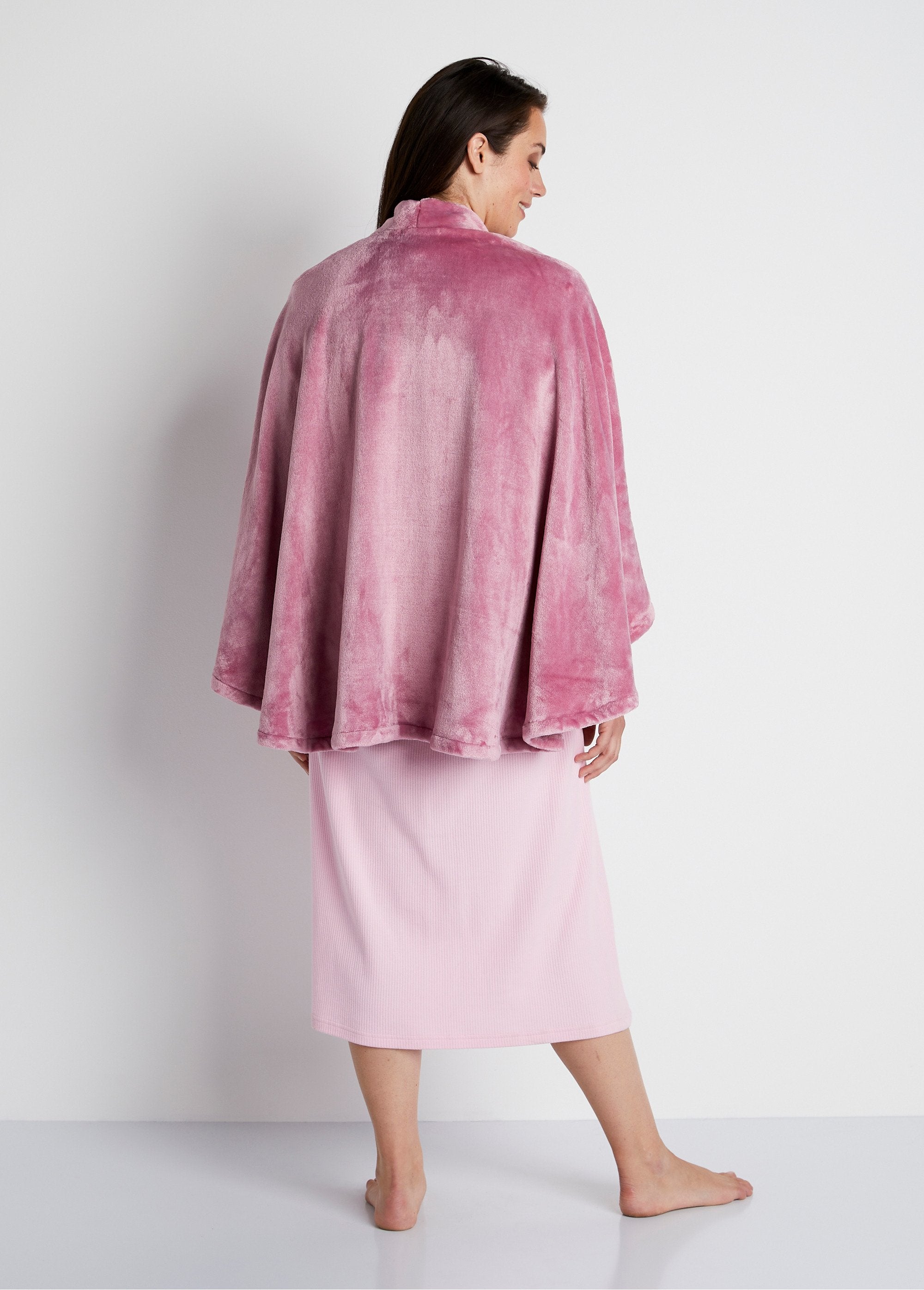 Edge-to-edge_plush_knit_poncho_Rose_the_DO1_curvy