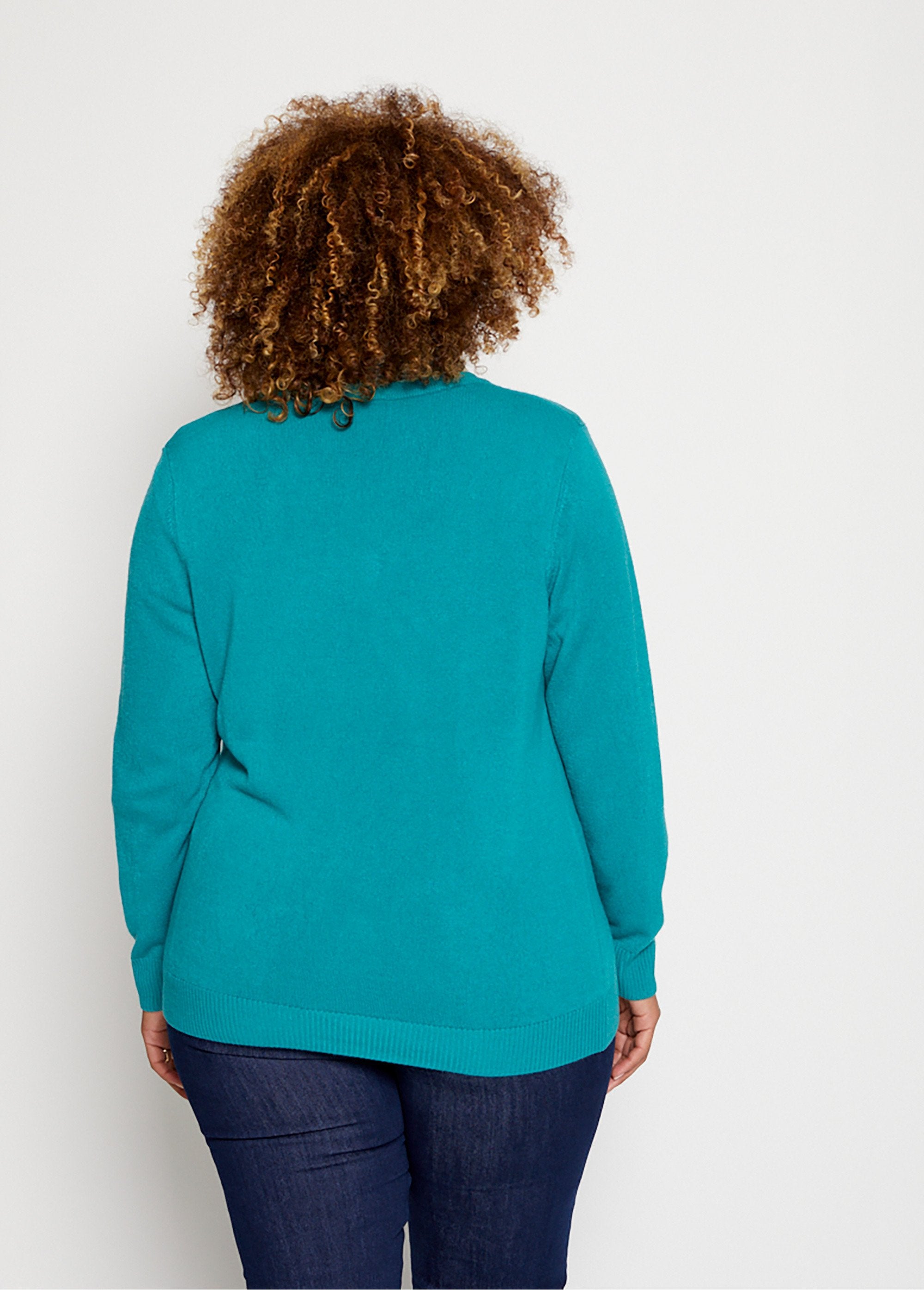 Soft_long-sleeved_V-neck_sweater_Green_DO1_curvy