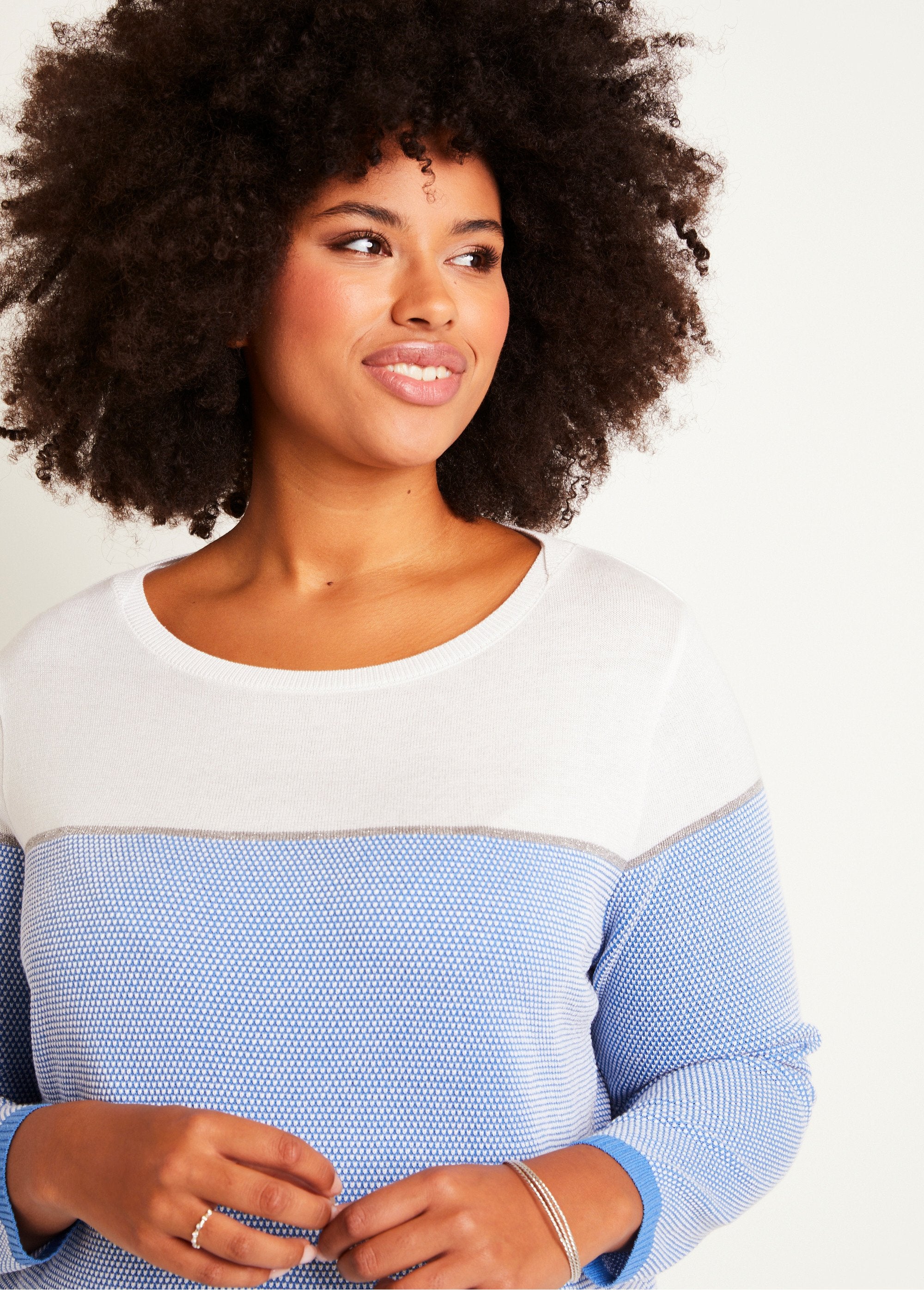 Thin_round_neck_long_sleeve_sweater_White_and_blue_DE1_curvy