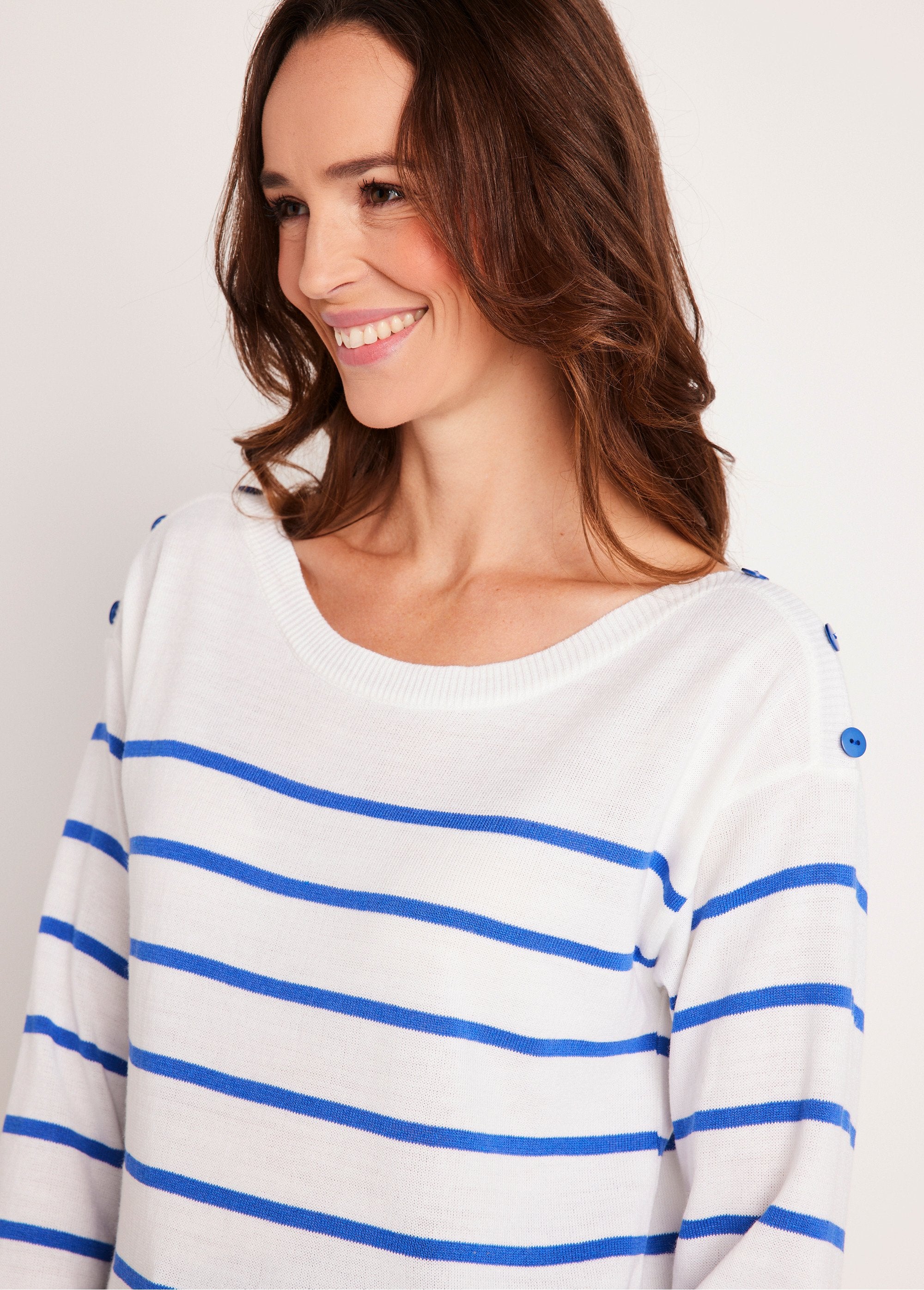 Thin_striped_sweater_White_and_blue_DE1_slim