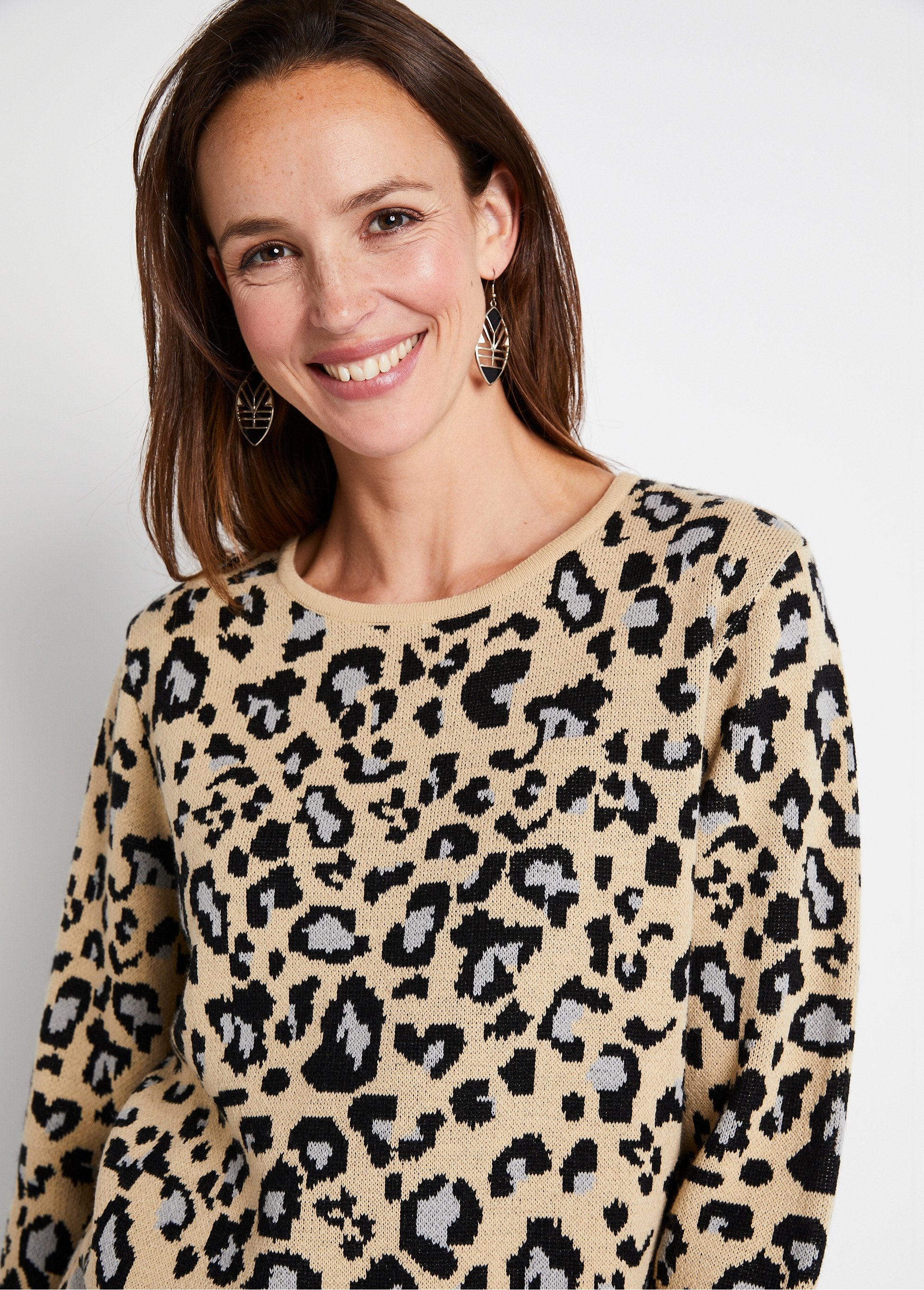 Round_neck_leopard_jacquard_sweater_Beige_and_black_DE1_slim