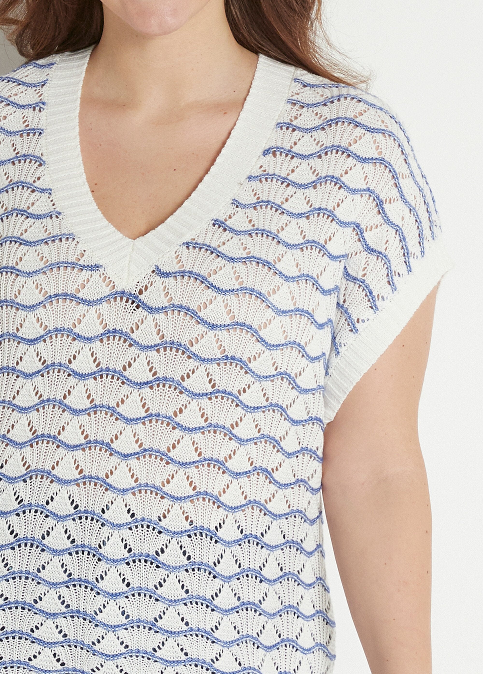 Two-tone_openwork_V-neck_sleeveless_sweater_Ecru_and_blue_DE1_curvy