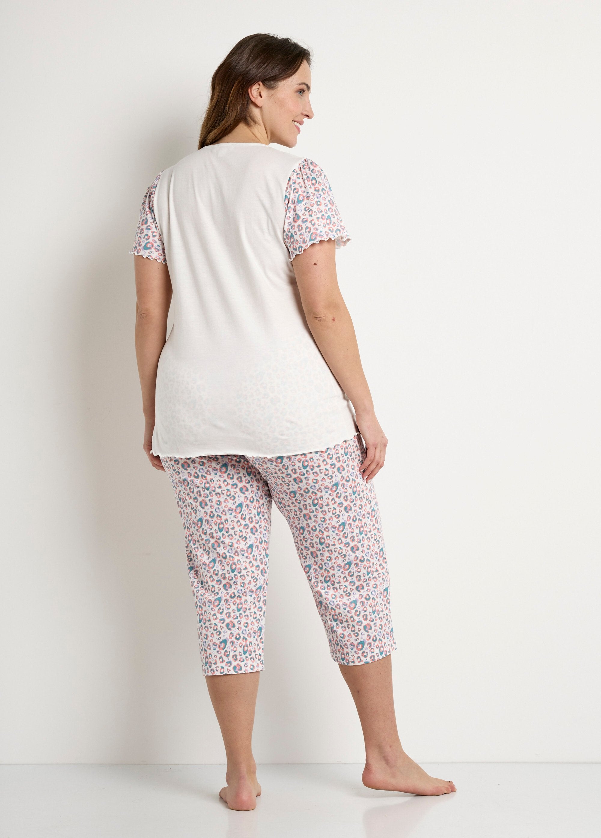 Short_cotton_pajamas_with_V-neck_and_short_sleeves_Ecru_DO1_curvy