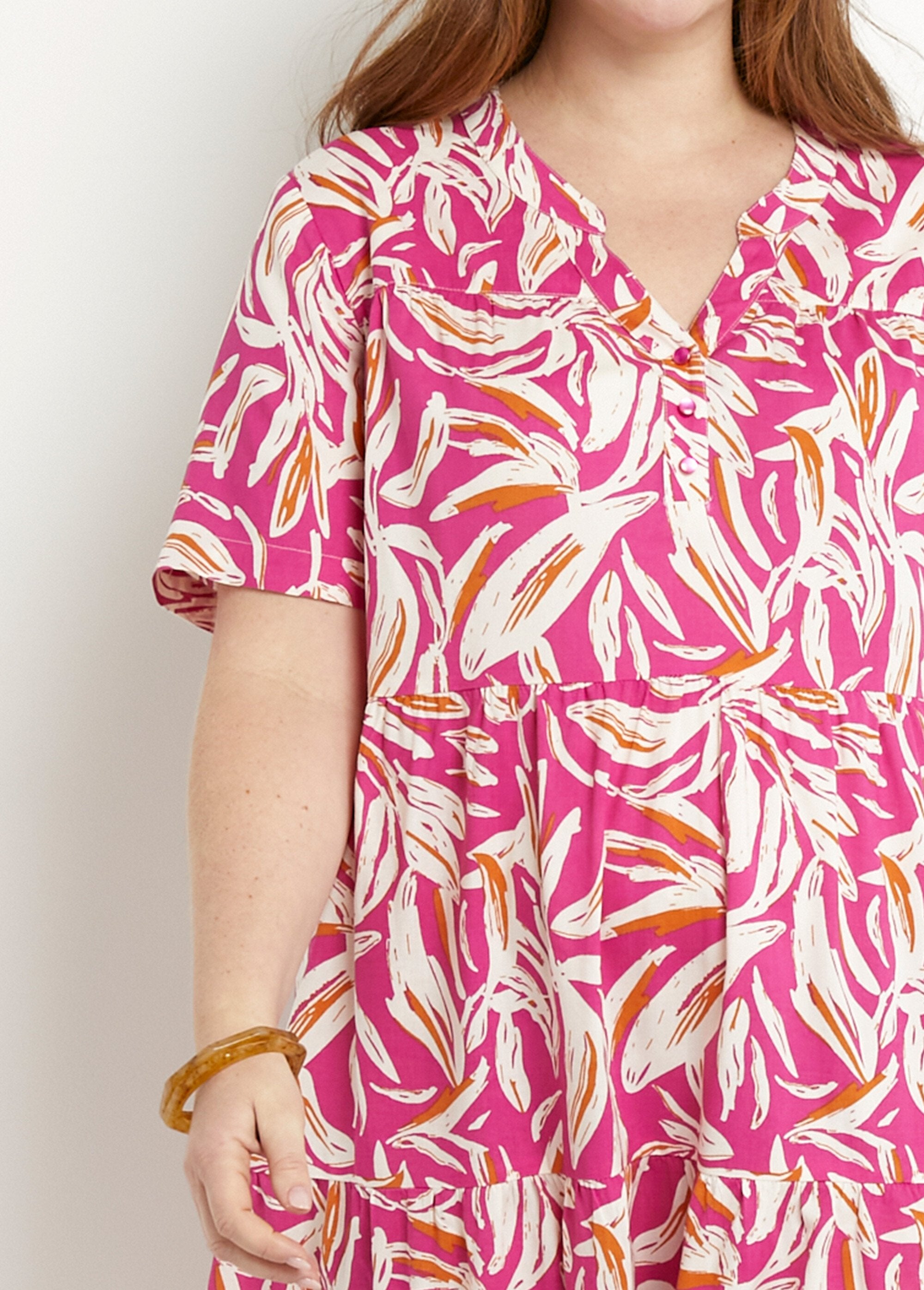 Printed_buttoned_V-neck_dress_with_short_sleeves_Pink_and_white_DE1_curvy