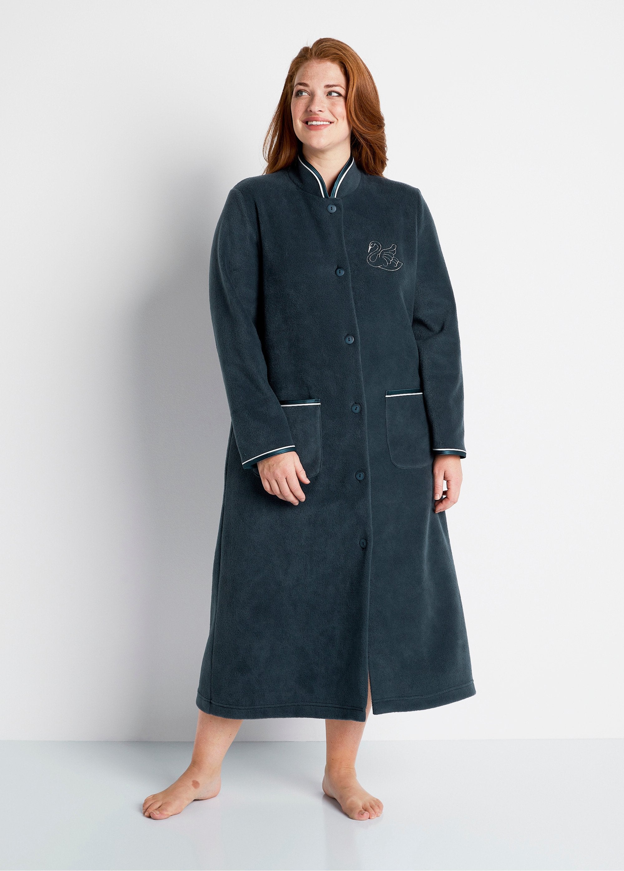 Long_fleece_embroidered_dressing_gown_easy_to_put_on_Marine_FA1_curvy