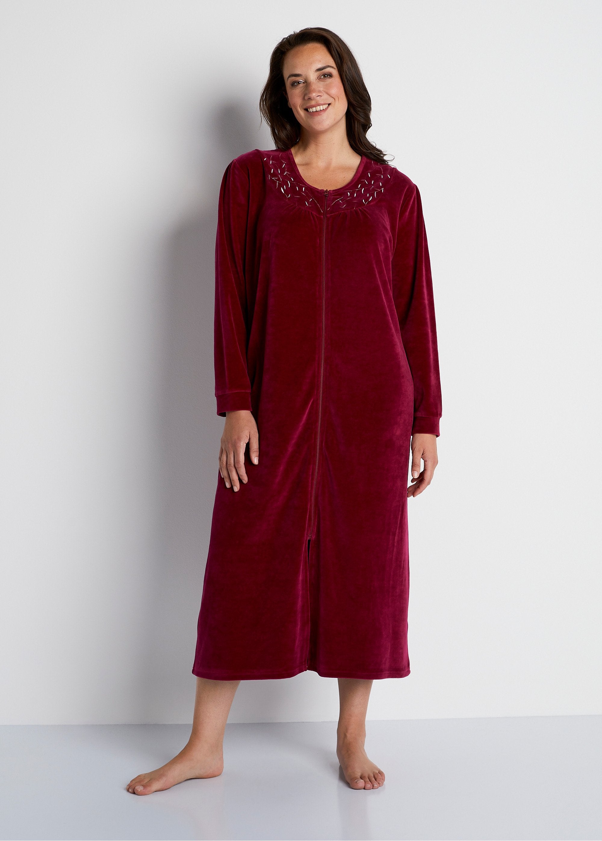 Long_embroidered_velvet_dressing_gown_Bordeaux_FA1_curvy