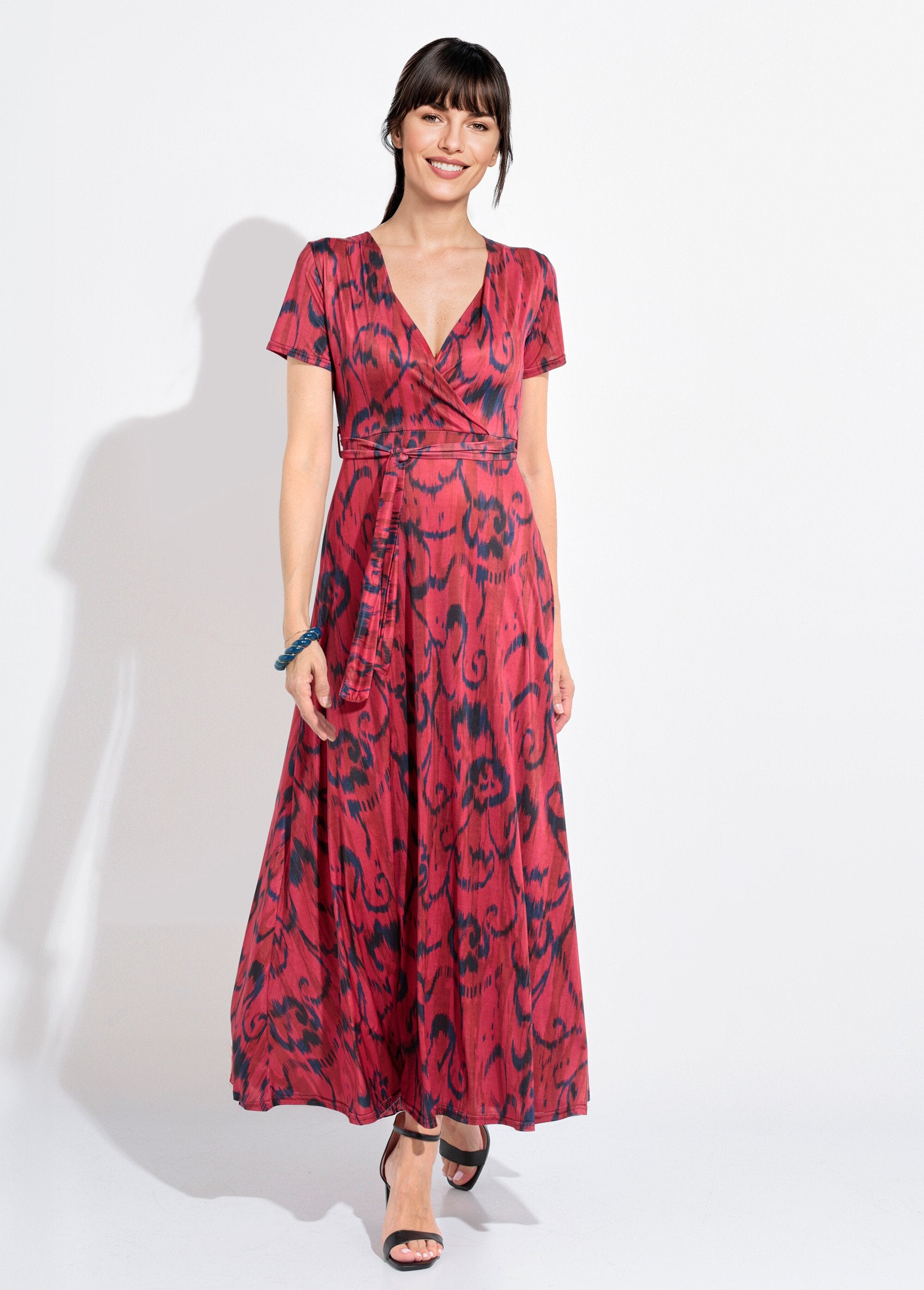 Long_dress,_V-neck,_wrap-around_belt_Black_and_red_FA1_slim