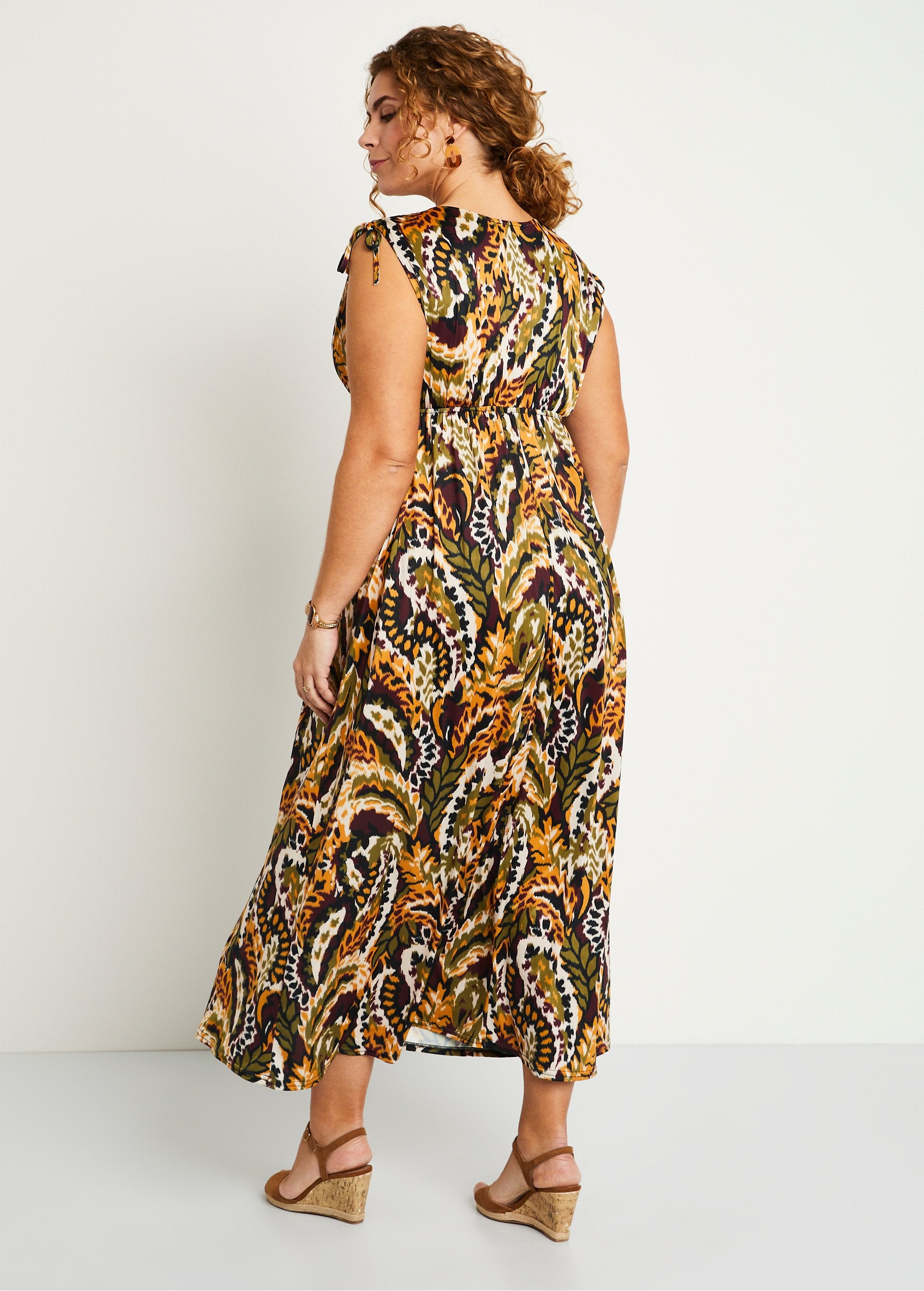 Long_sleeveless_printed_V-neck_dress_Ocher_and_green_DO1_curvy