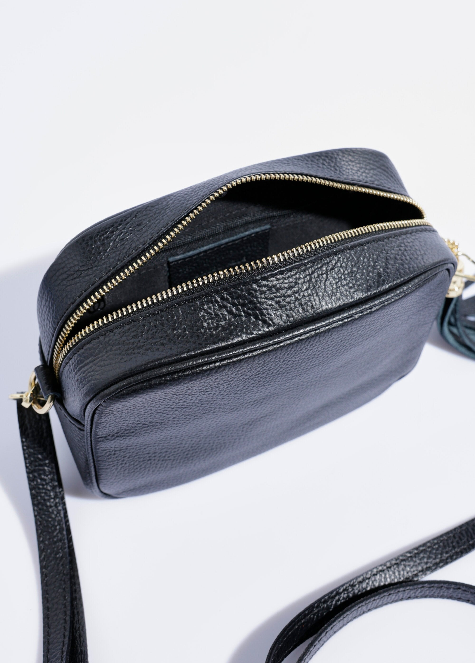 Leather_zipped_bag,_removable_shoulder_strap_Black_DE2_slim