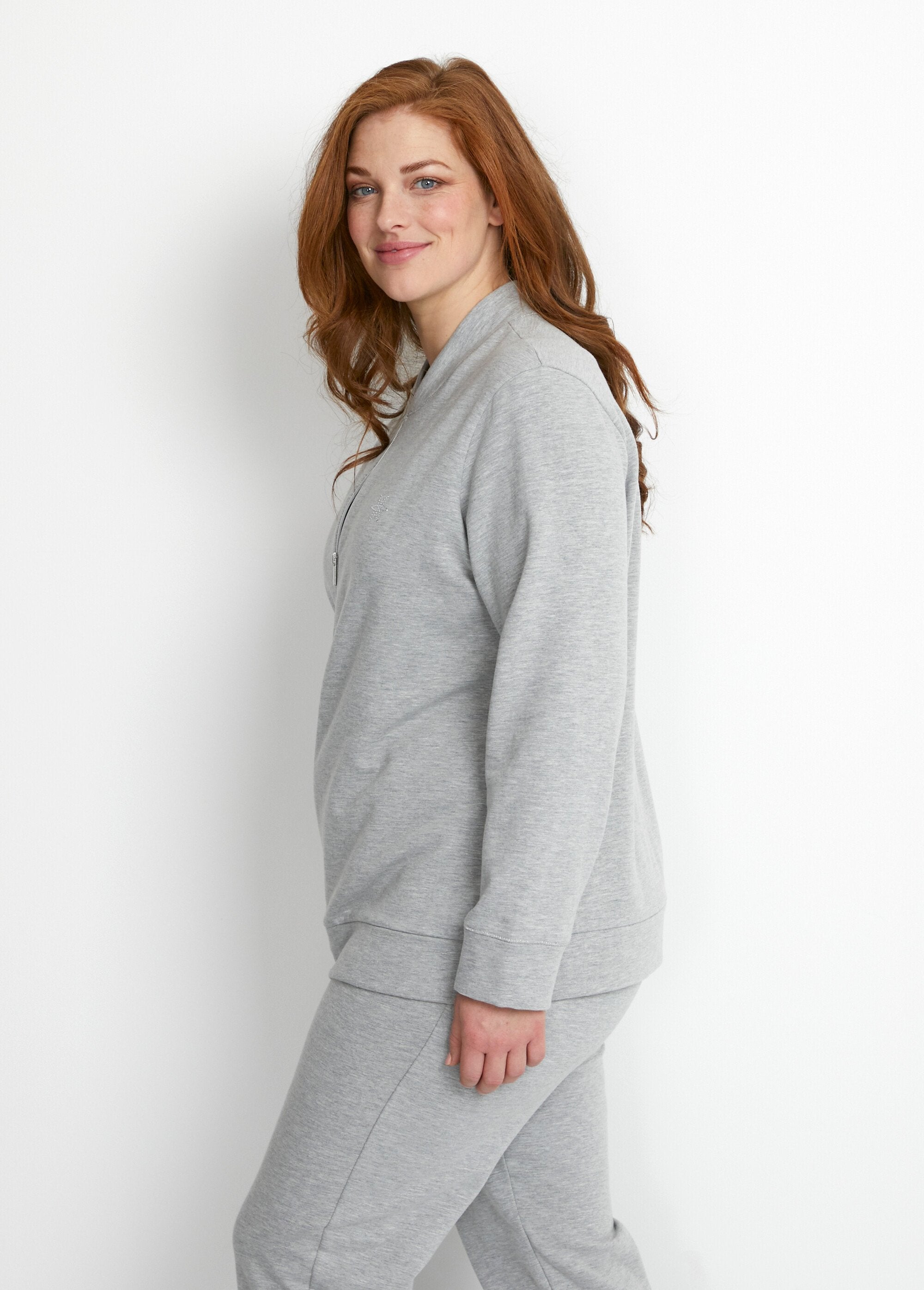 Long-sleeved_zipped_indoor_sweatshirt_Heather_gray_DR1_curvy