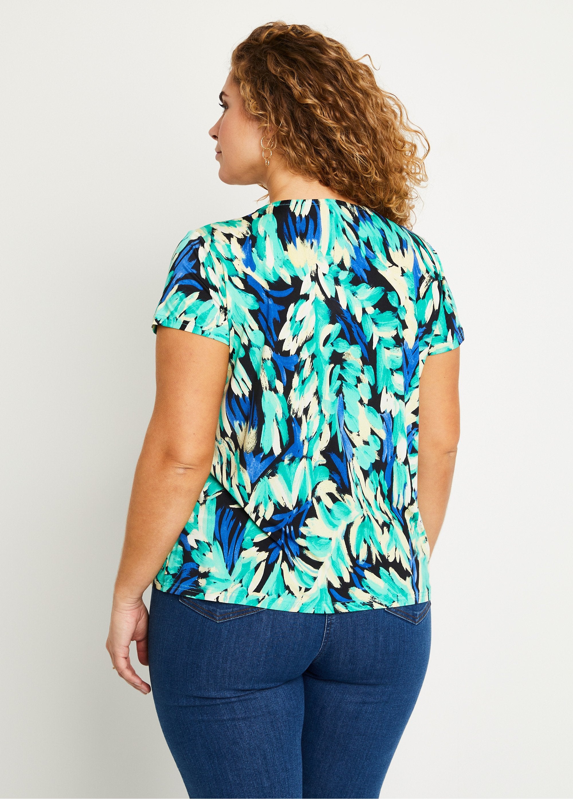 Loose_short_V-neck_T-shirt_with_fancy_print_Blue_and_green_DO1_curvy