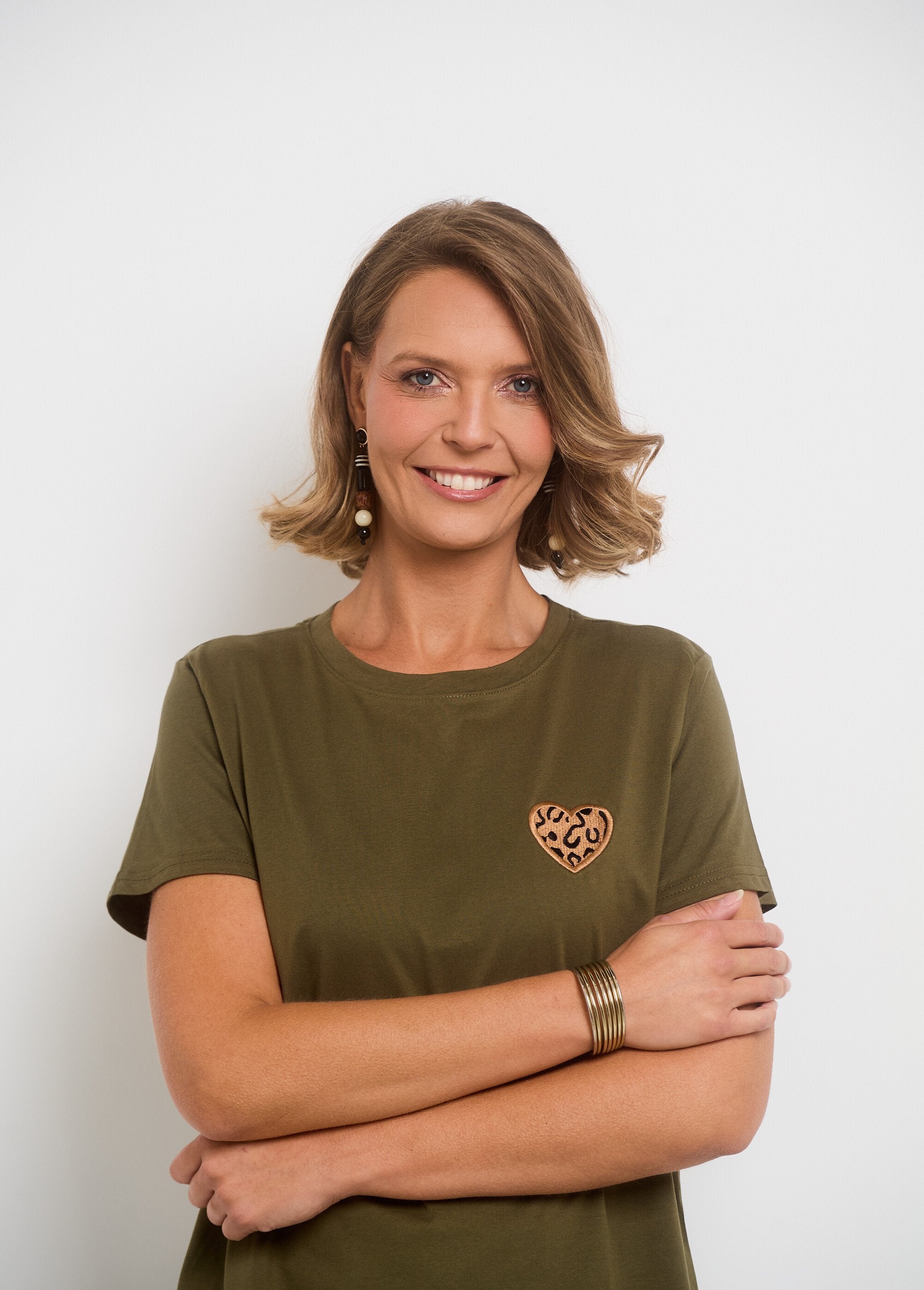 Round_neck_T-shirt_with_embroidered_heart_on_chest_Khaki_DE1_slim