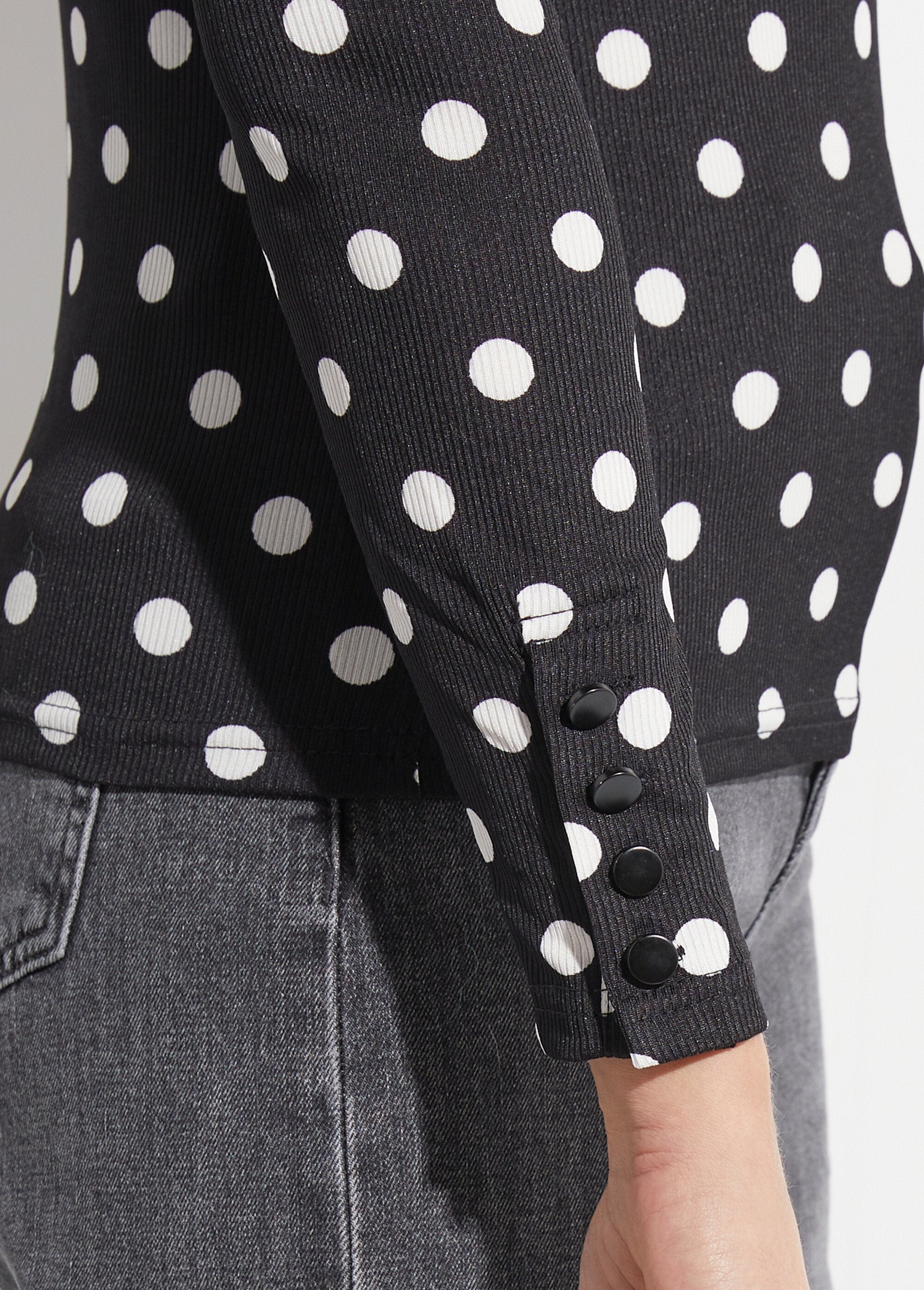 Ribbed_polka_dot_T-shirt_with_a_high_neck_Black_DE2_slim