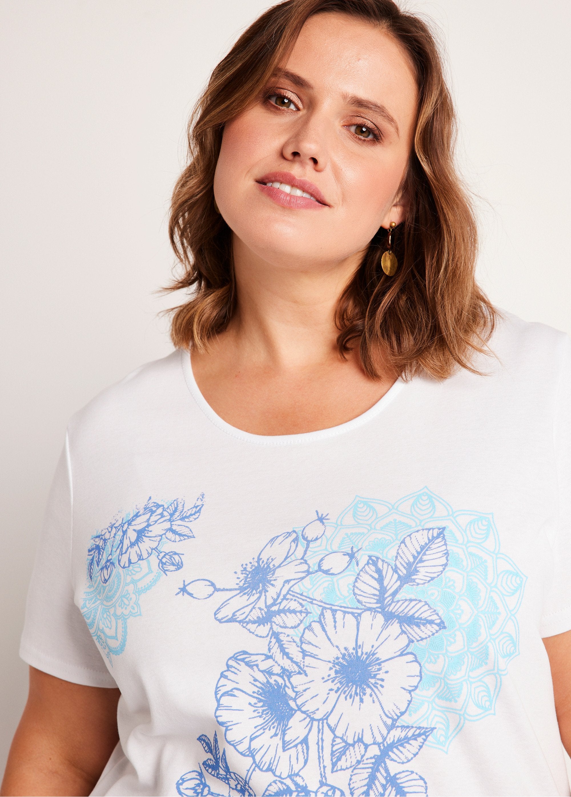 Long_patterned_t-shirt_White_DE1_curvy