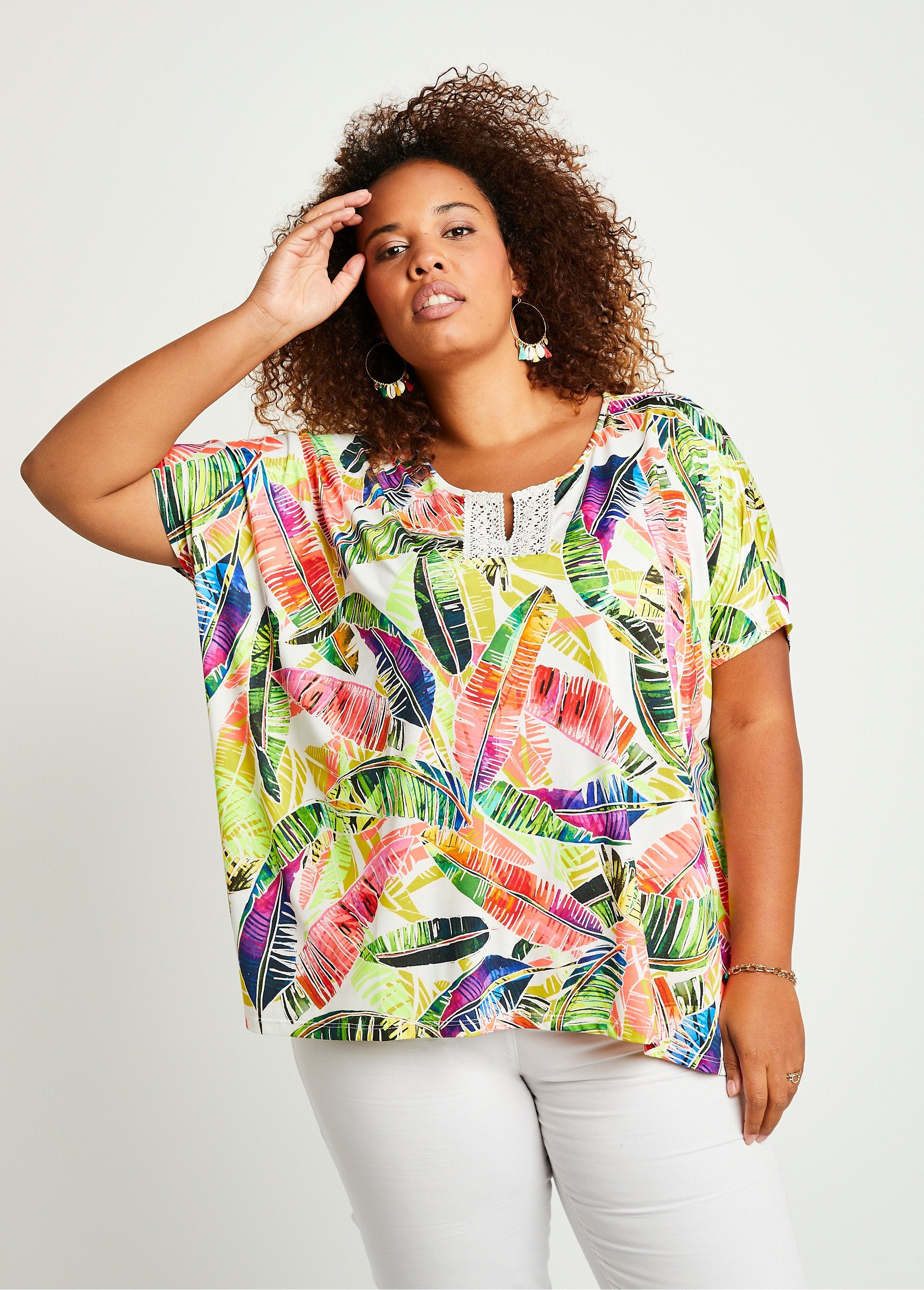 Long_loose_t-shirt_with_neon_lace_pattern_Multicolor_print_FA1_curvy