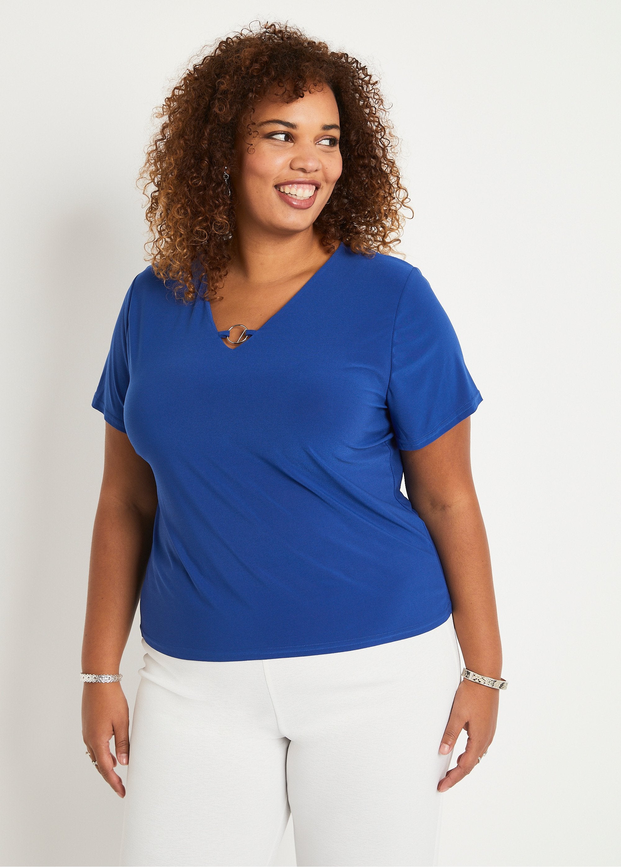 Plain_or_printed_short-sleeved_T-shirt_Plain_blue_FA1_curvy