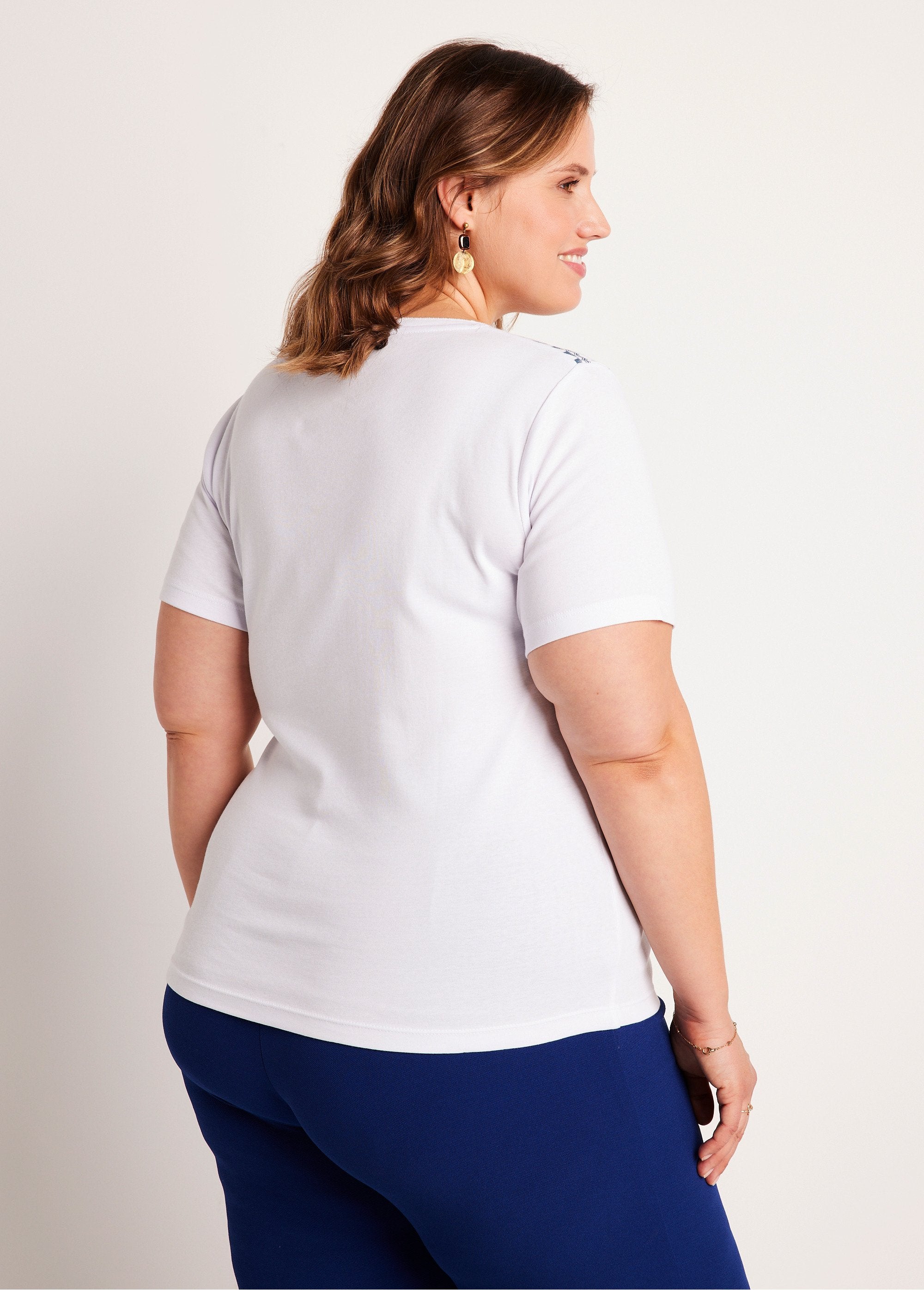 Short-sleeved_t-shirt_with_studded_pattern_collar_White_DO1_curvy