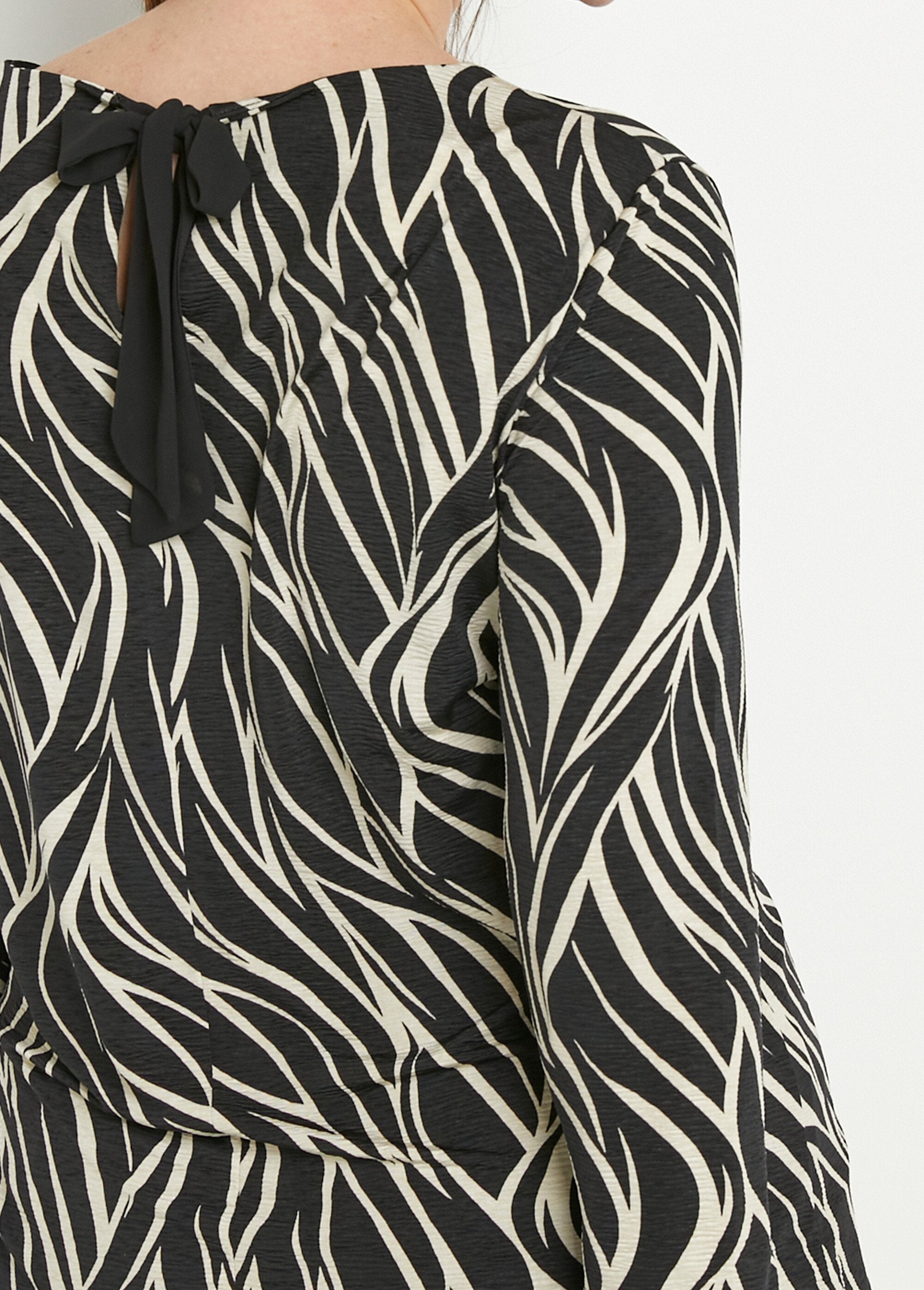 Zebra_T-shirt_with_open_back_and_3/4_sleeves_Beige_and_black_DE1_curvy