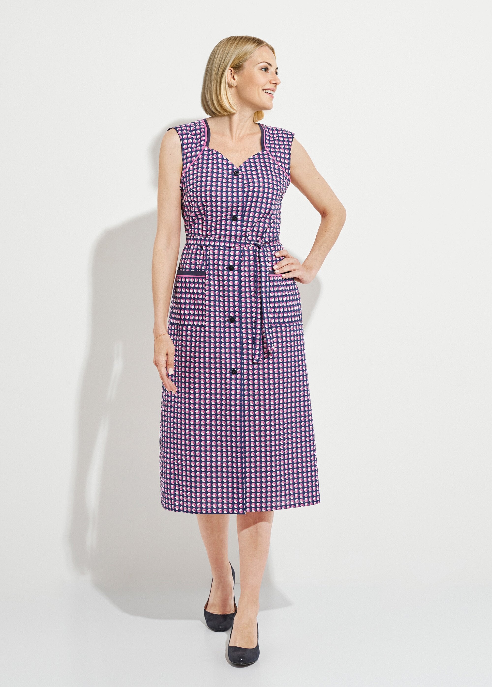Sleeveless_button-down_apron_with_graphic_print_Pink_FA1_slim