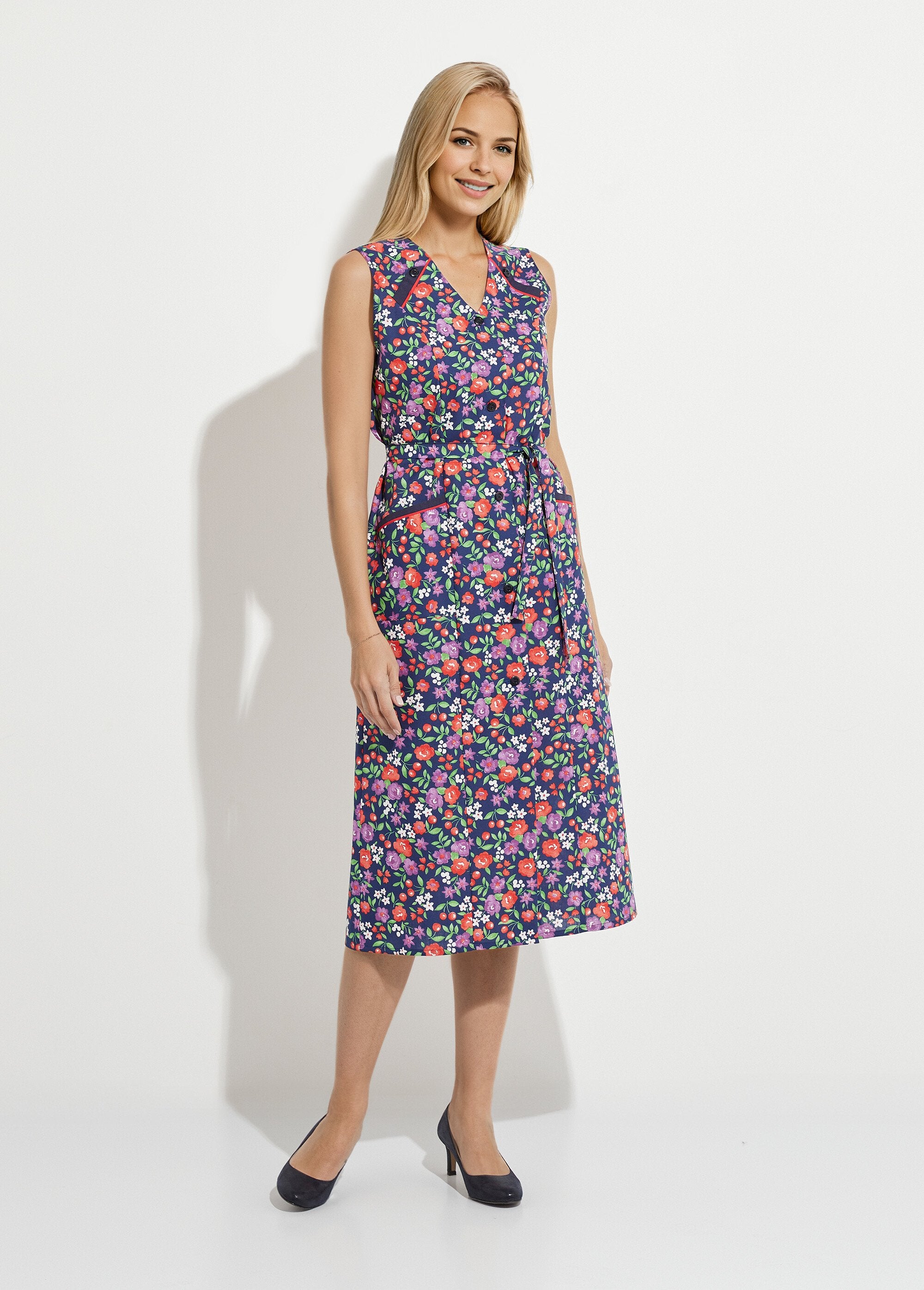 Sleeveless_buttoned_apron_with_floral_print_Marine_FA1_slim