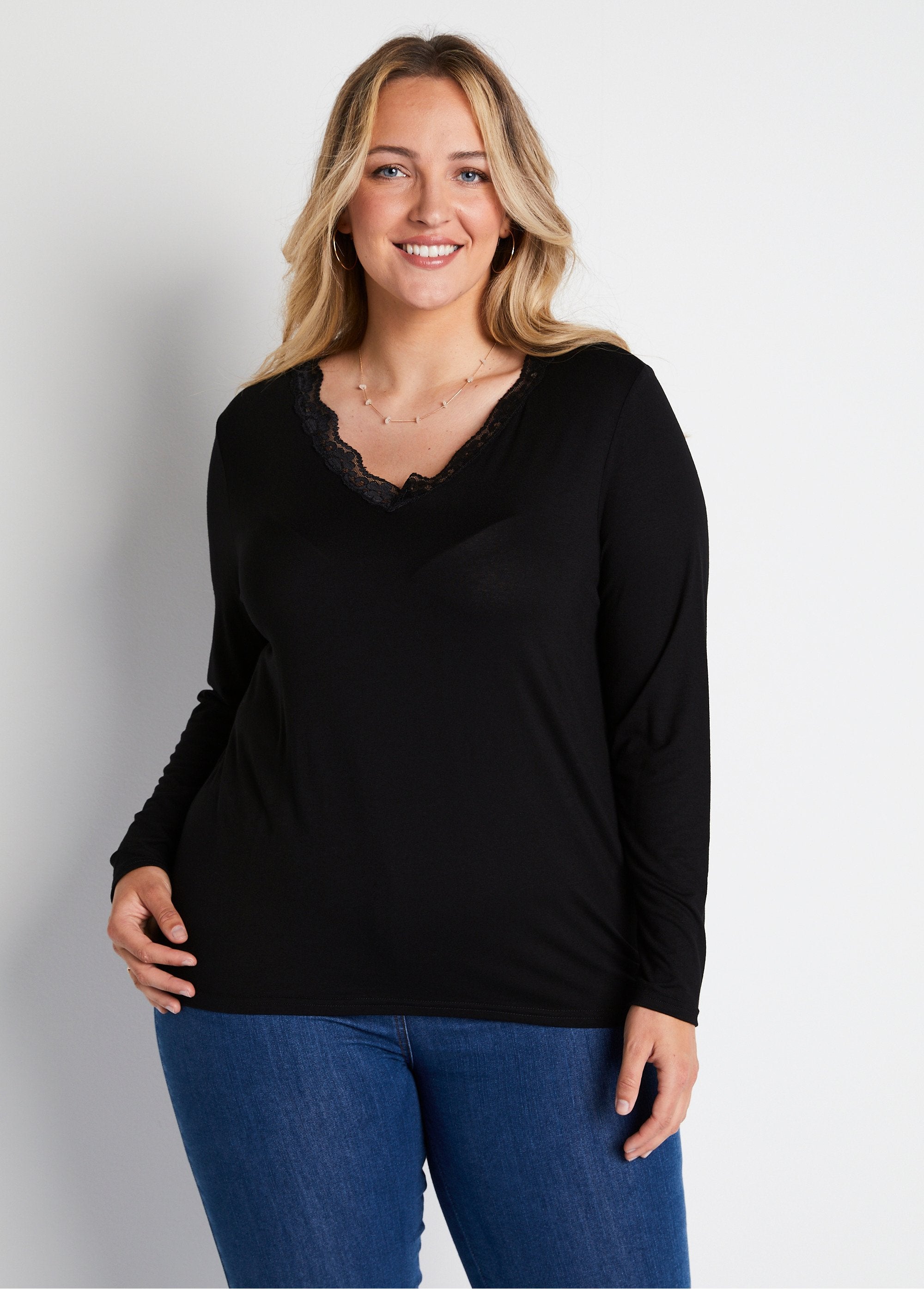 Short_lace_V-neck_long-sleeved_t-shirt_Black_FA1_curvy