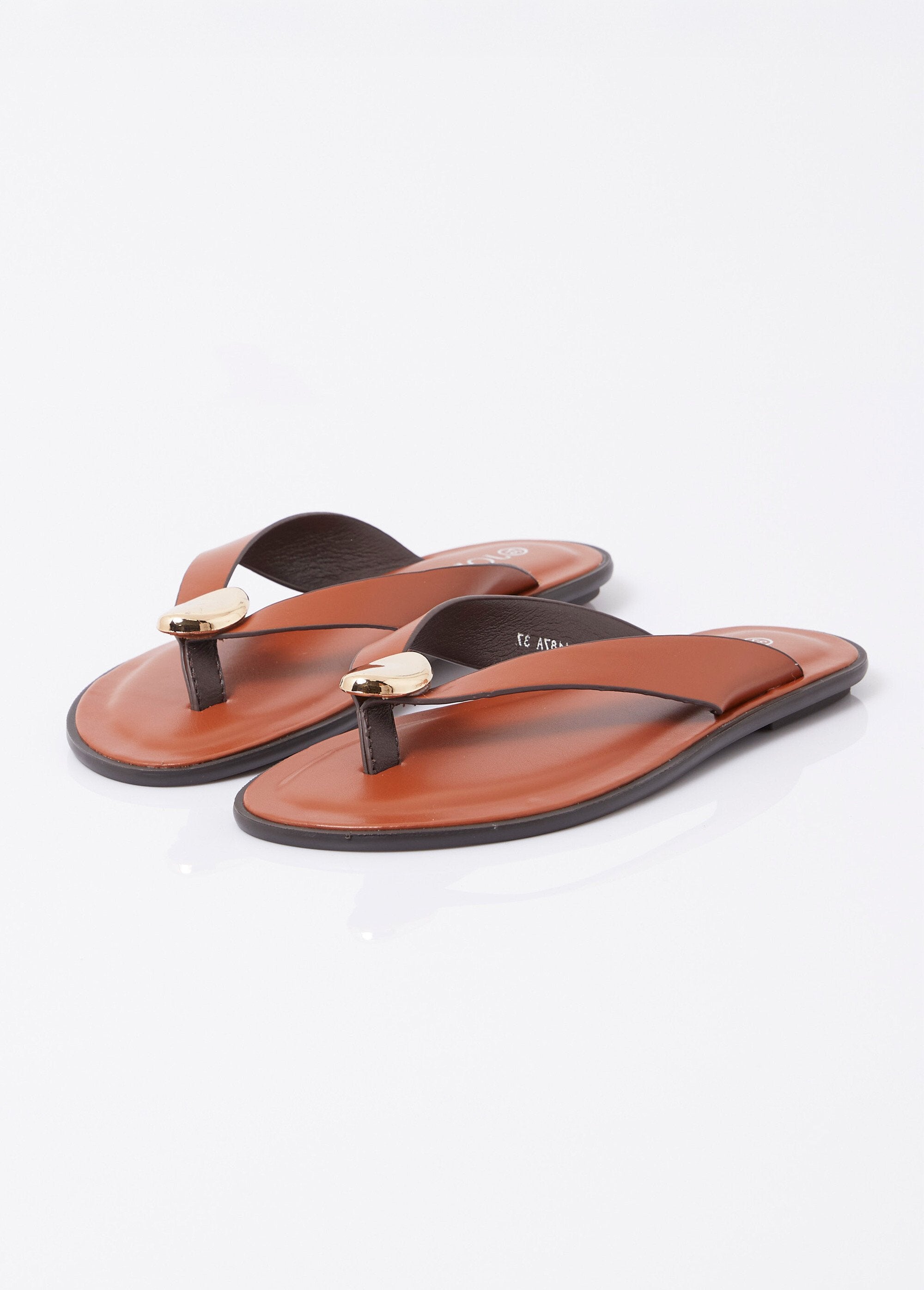 Faux_leather_flip-flops_with_metal_jewel_detail_camel_DE1_slim