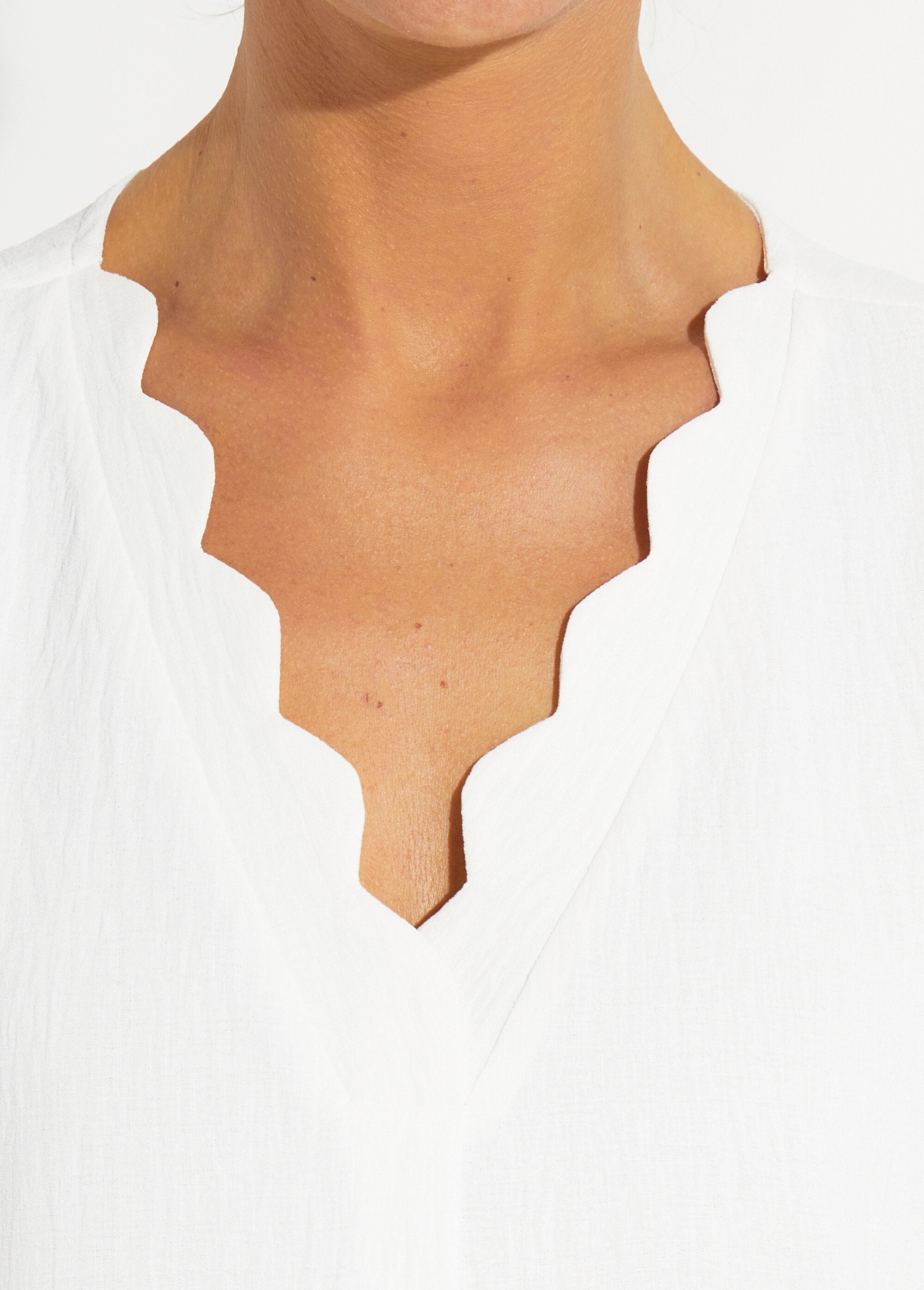 Short-sleeved_top_with_scalloped_V-neck_Blanc_DE2_slim