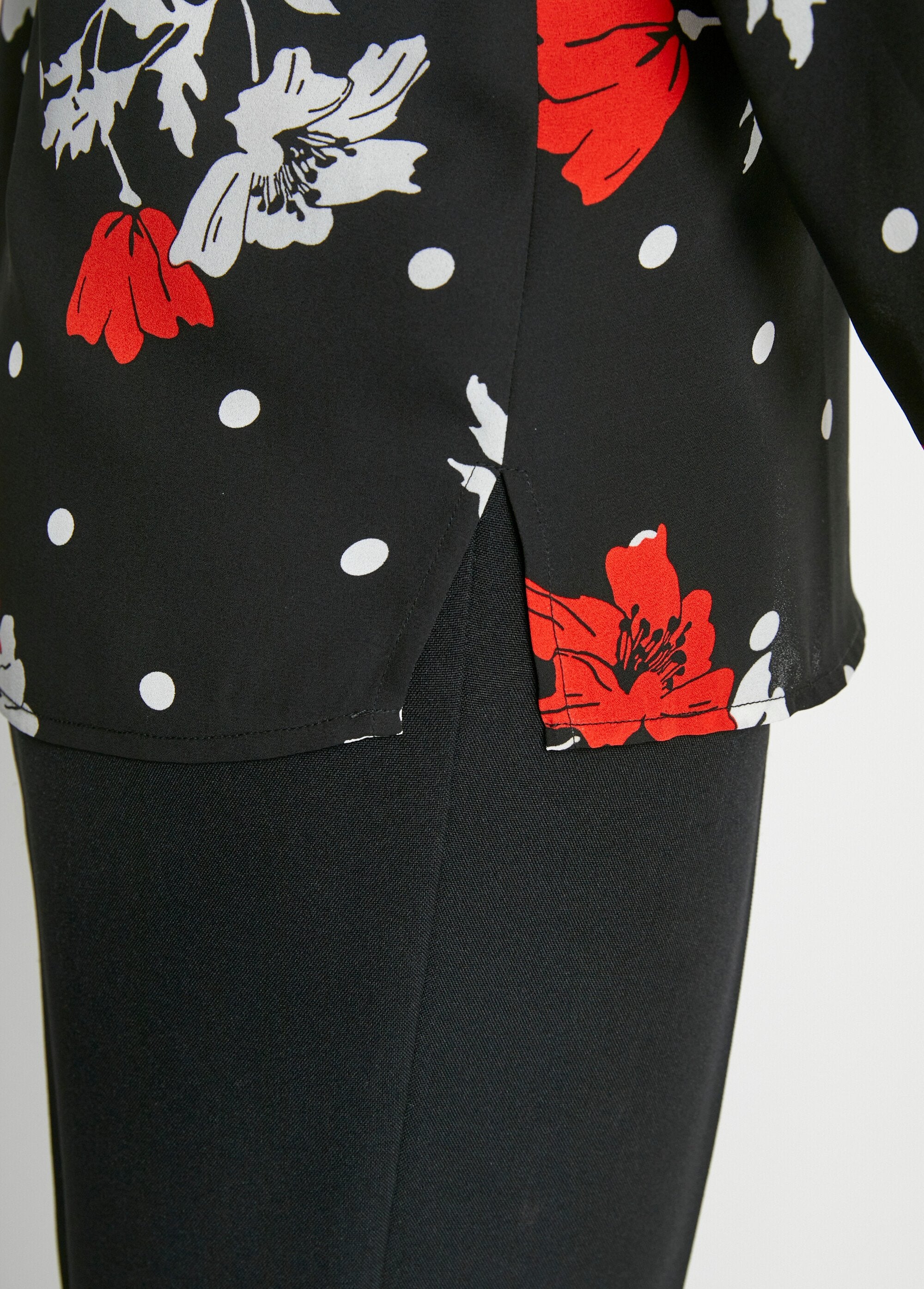 Short_straight_floral_tunic_Black_background_DE3_slim