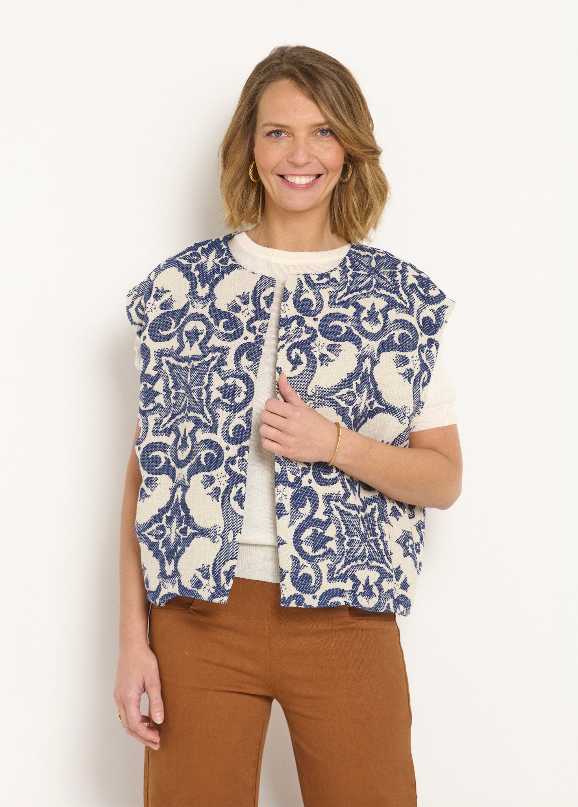 Sleeveless_round-neck_jacquard_jacket_Blue_FA1_slim