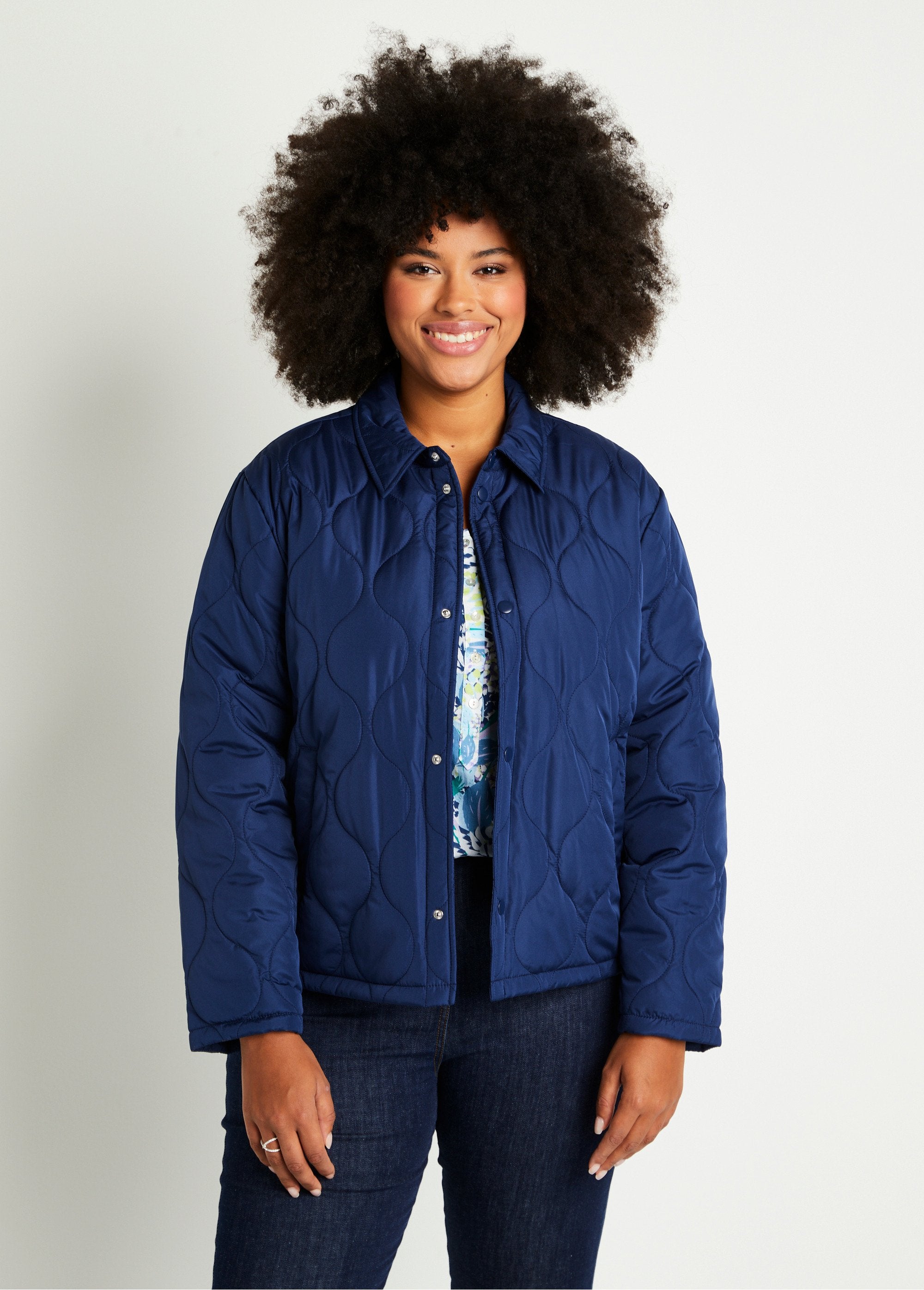 Short_quilted_jacket_with_press_studs_Marine_FA1_curvy