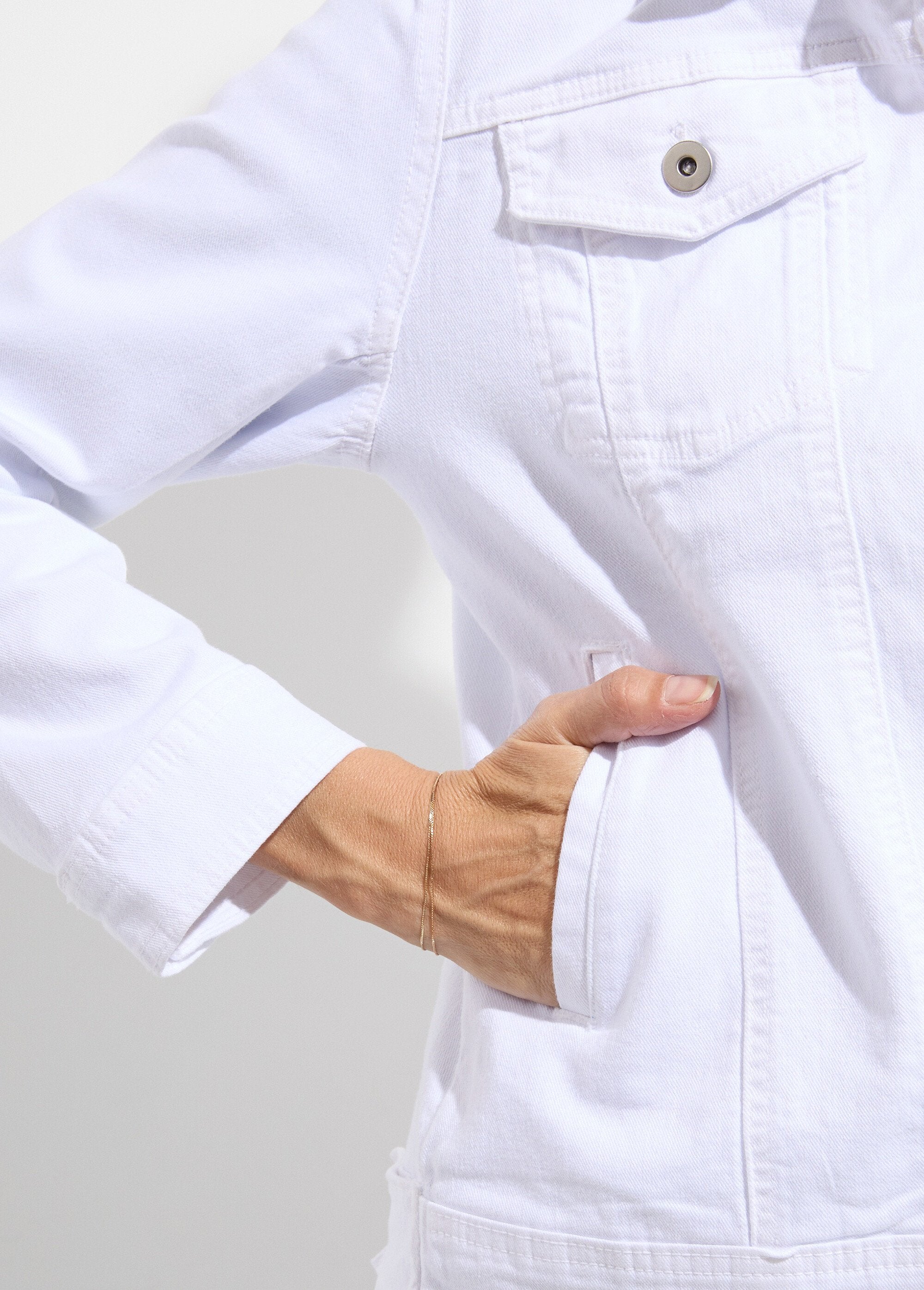 Straight_buttoned_denim_jacket_White_DE1_curvy