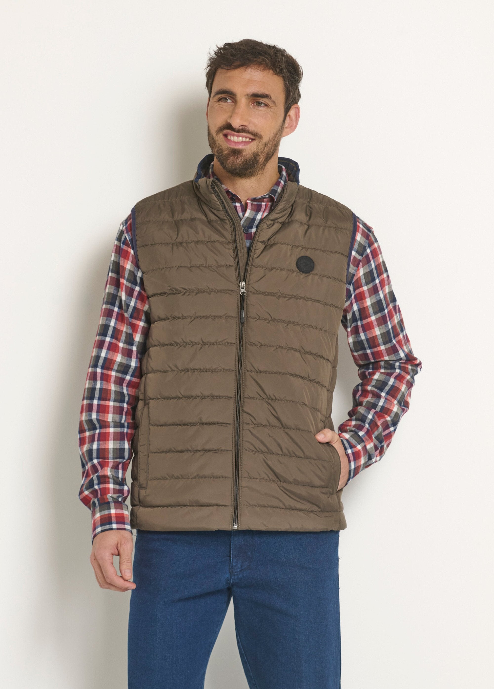 Sleeveless_water-repellent_quilted_jacket_Khaki_FA1_slim