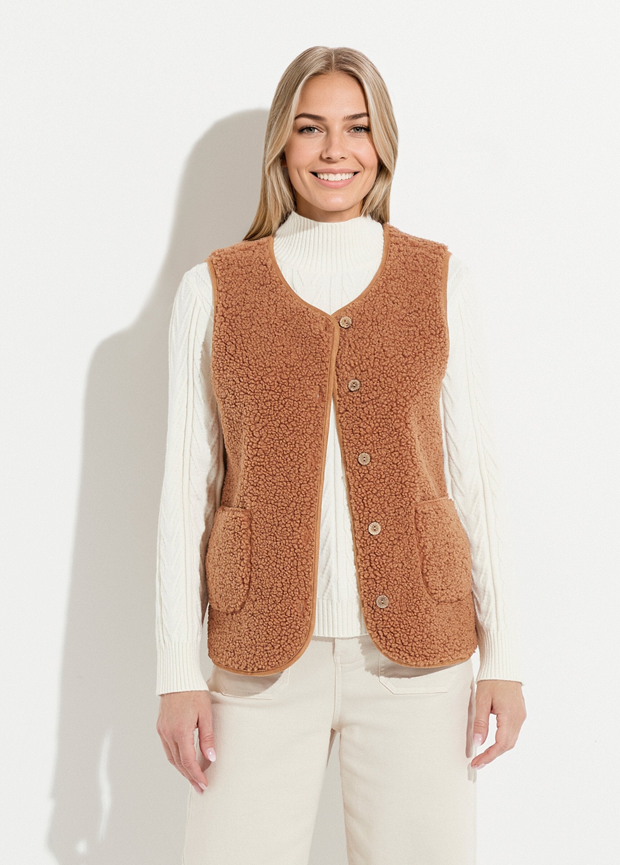 Sleeveless_jacket_in_sherpa_with_velvety_interior_Caramel_FA1_slim